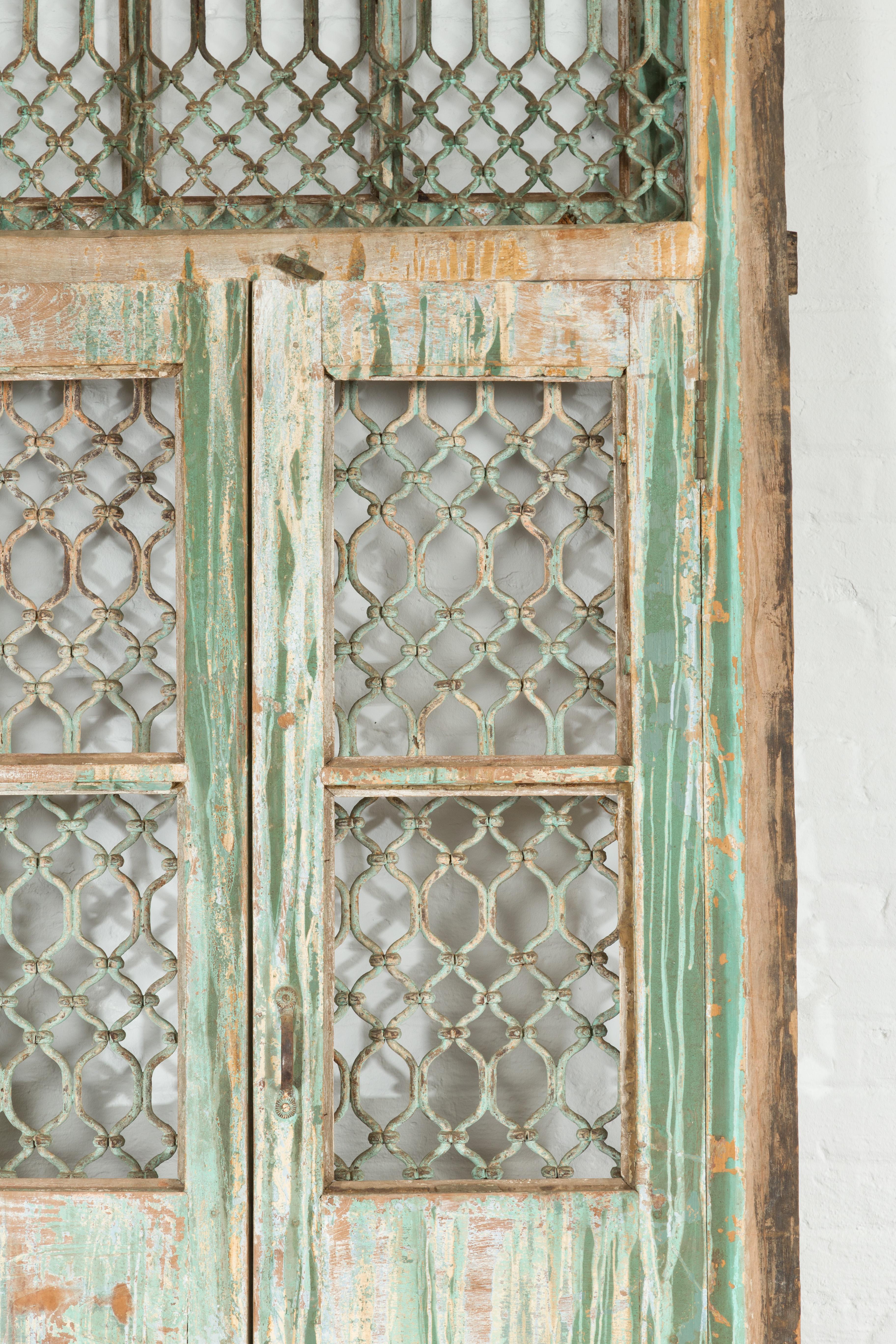 Ventana de rejilla antigua de la India de 1900 con pintura verde y pátina desgastada en Bueno estado para la venta en Yonkers, NY