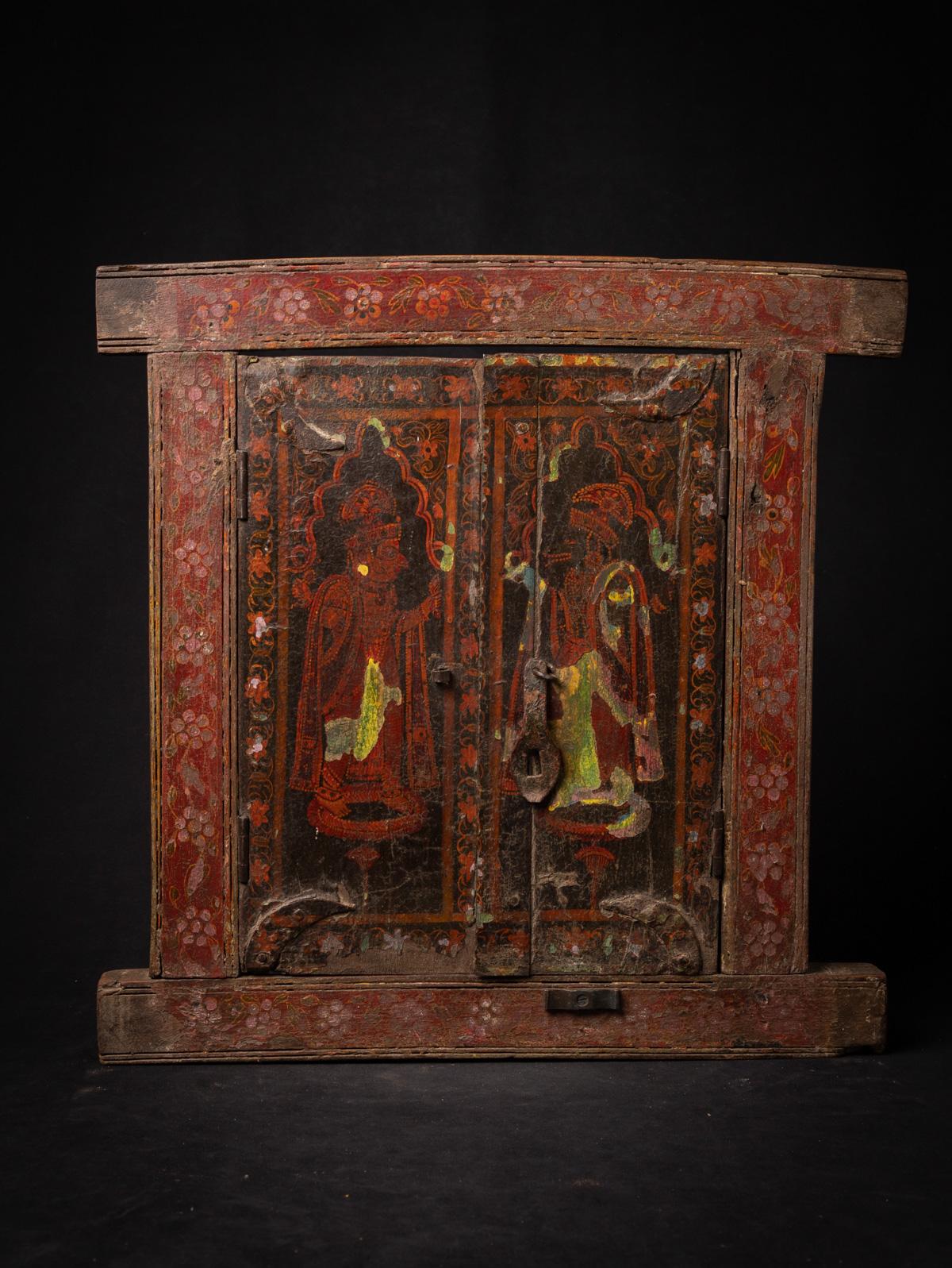 Ce cadre/panneau ancien en bois peint indien est un exemple captivant de l'artisanat indien du XIXe siècle, méticuleusement peint à la main sur du bois fin. Mesurant 47,3 cm de haut, 47 cm de large et 3 cm de profondeur, pour un poids de 3,89