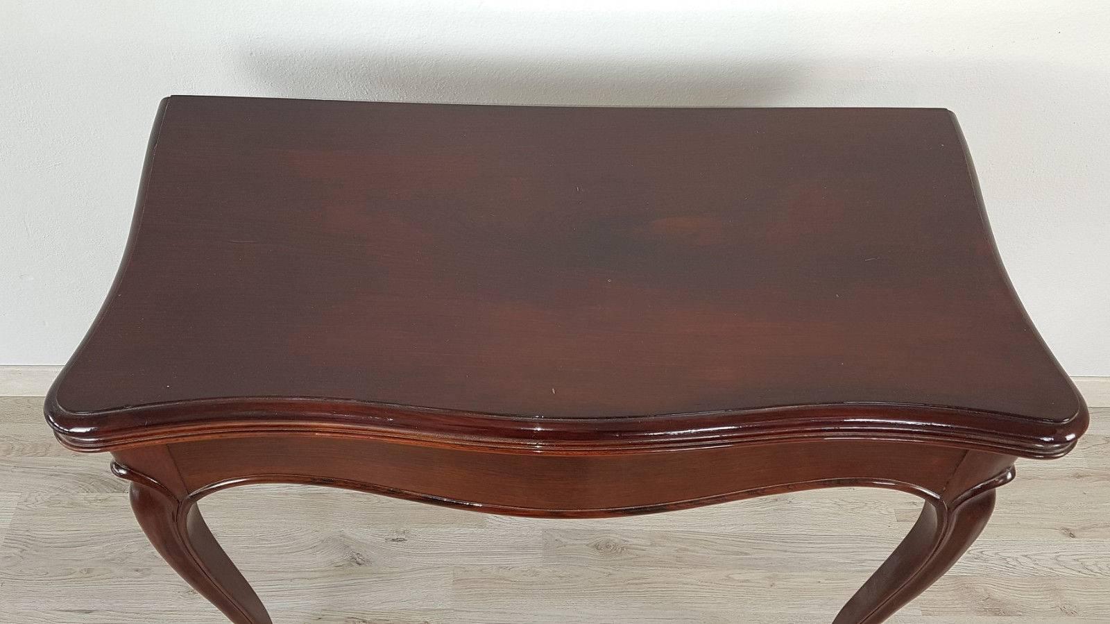 Beautiful important game table made in the 19th century in precious rosewood. This type of table was born to have a double use in fact with a closed floor we have an elegant coffee table that can be used both from the centre and from the wall, while