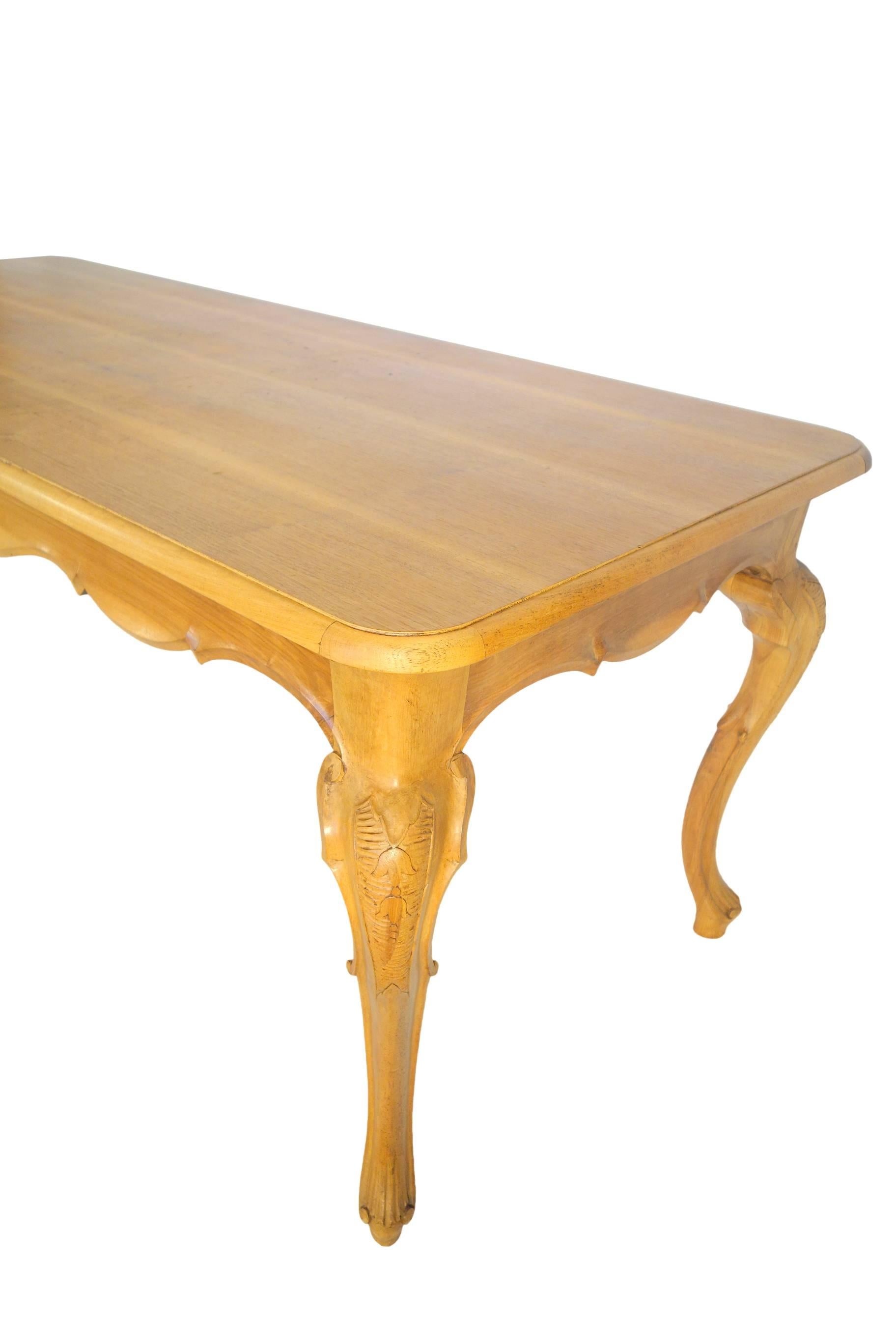 Table de salle à manger italienne ancienne du 19ème siècle de style Louis XV en noyer naturel, vers 1890 Bon état - En vente à Encinitas, CA