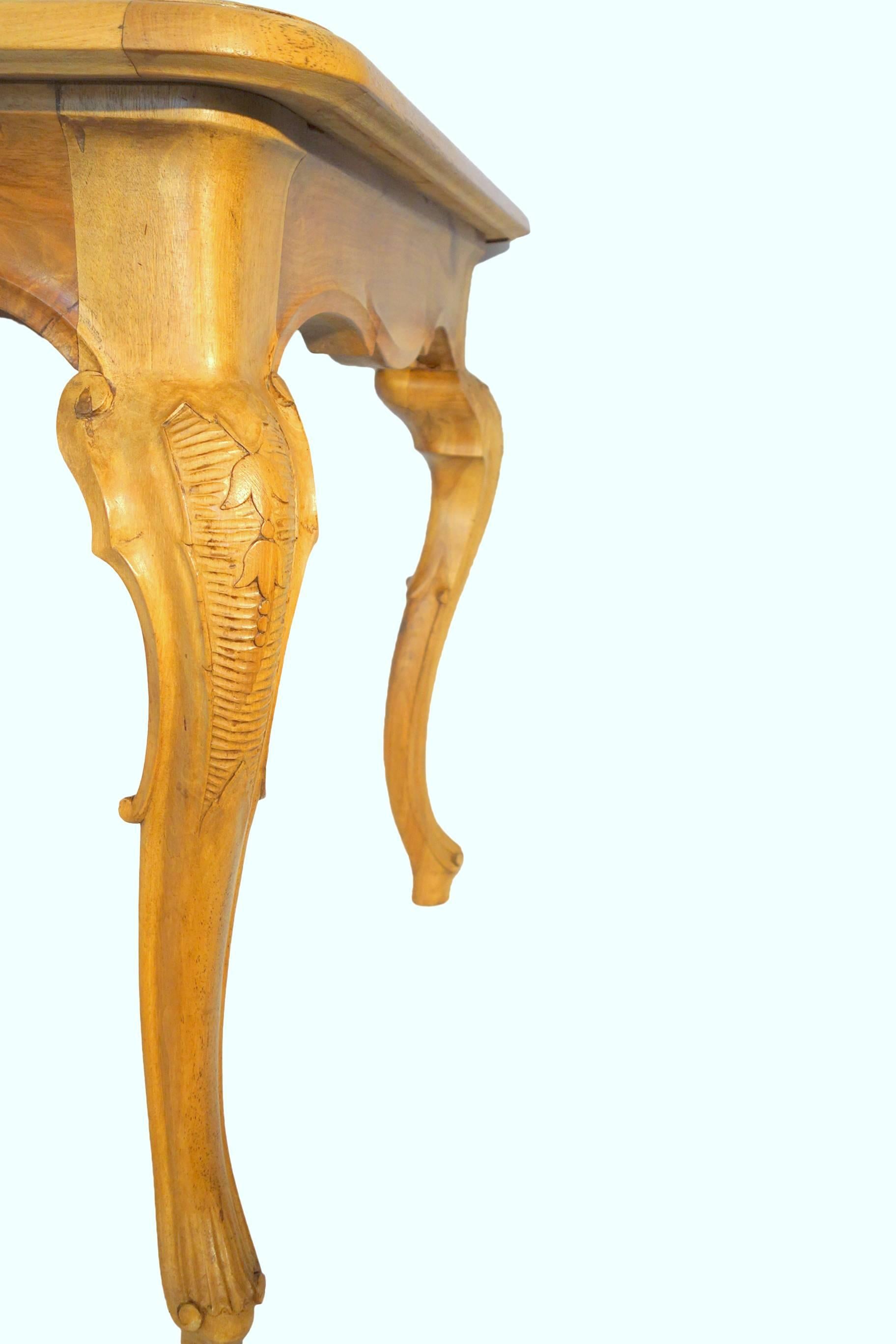 Table de salle à manger italienne ancienne du 19ème siècle de style Louis XV en noyer naturel, vers 1890 en vente 3