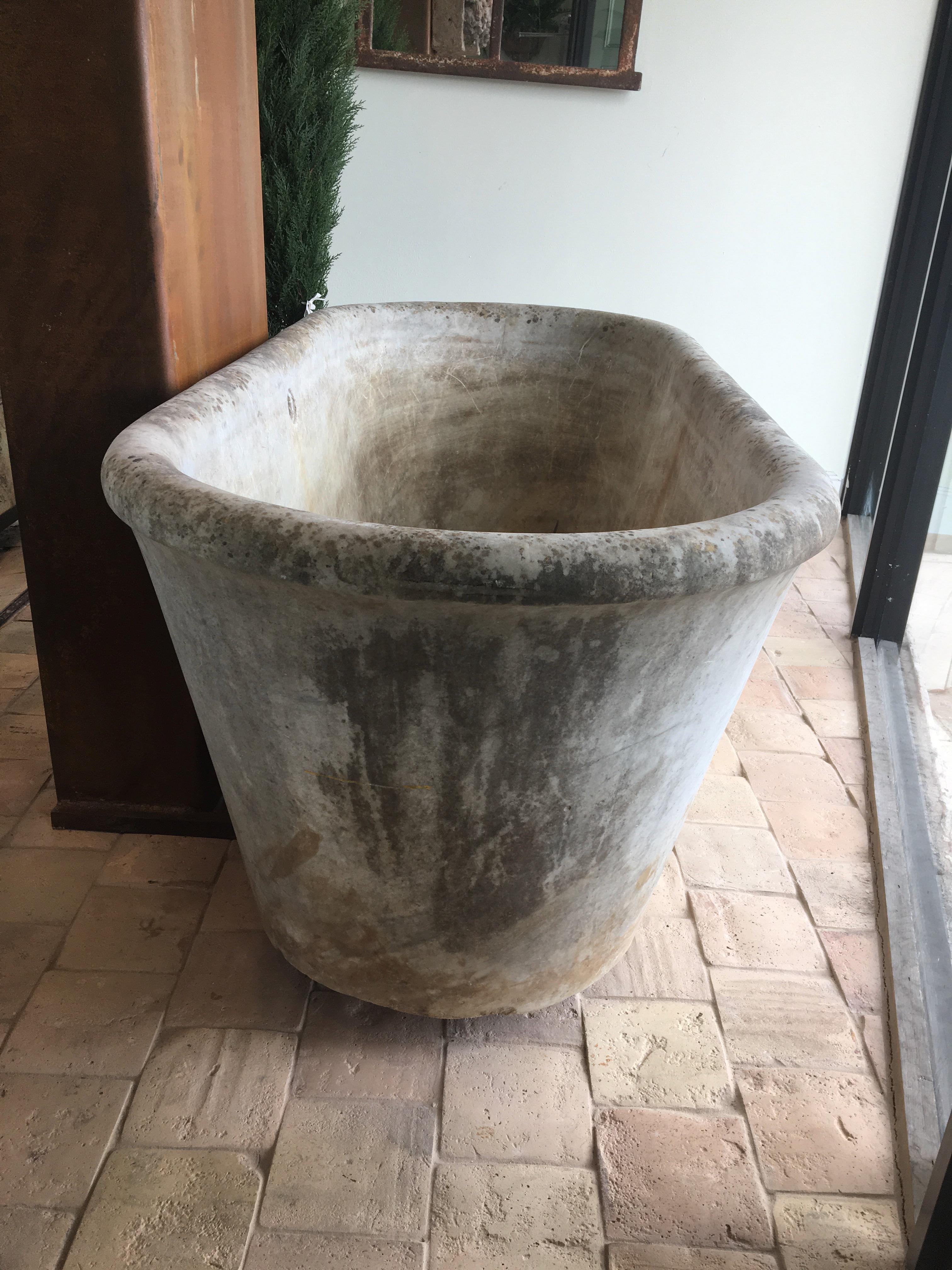 19th Century Antique Italian Marble Tub or Basin In Distressed Condition In West Palm Beach, FL