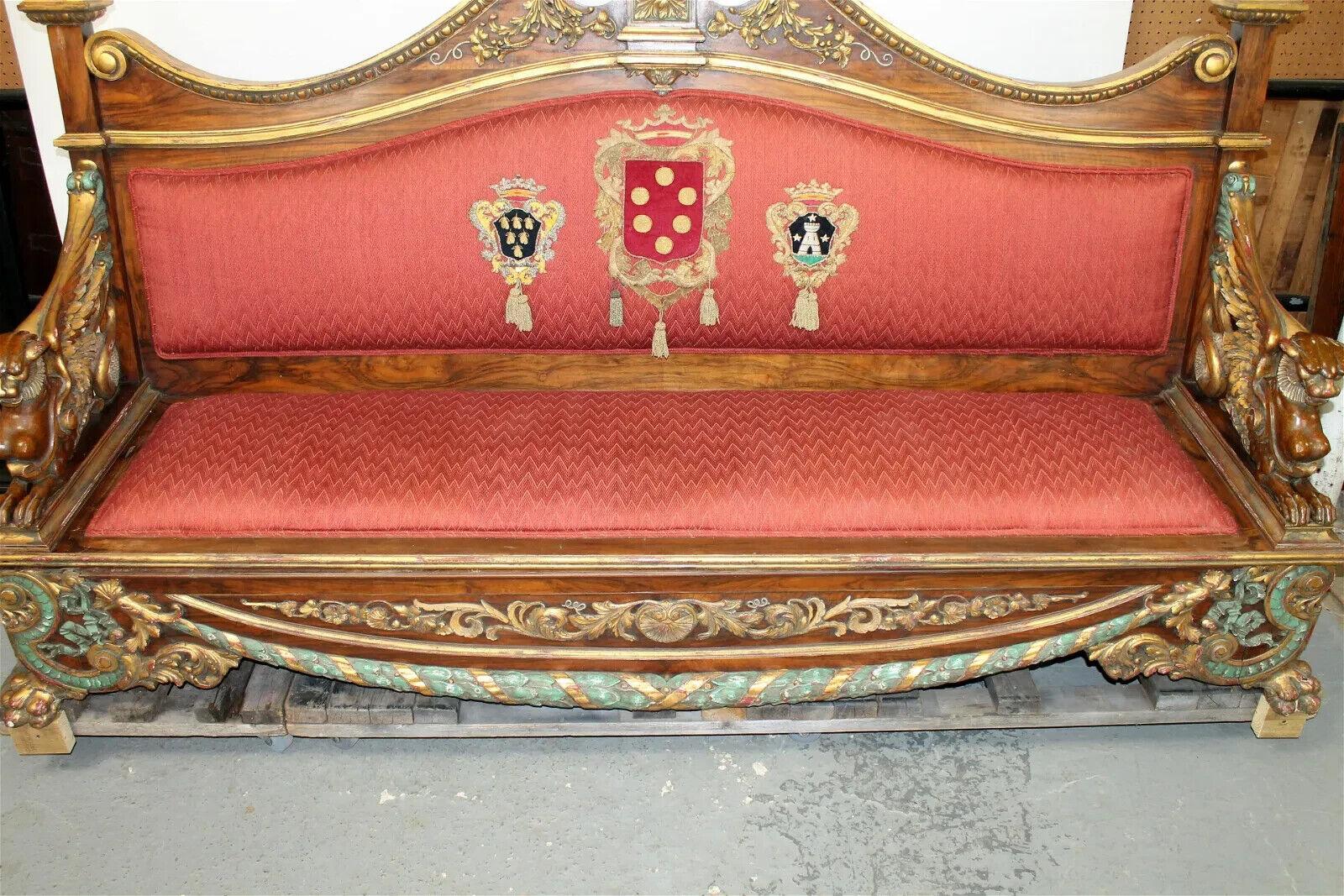Canapé italien ancien du 19ème siècle, sculpté, en noyer polychrome avec des griffons ! en vente 2