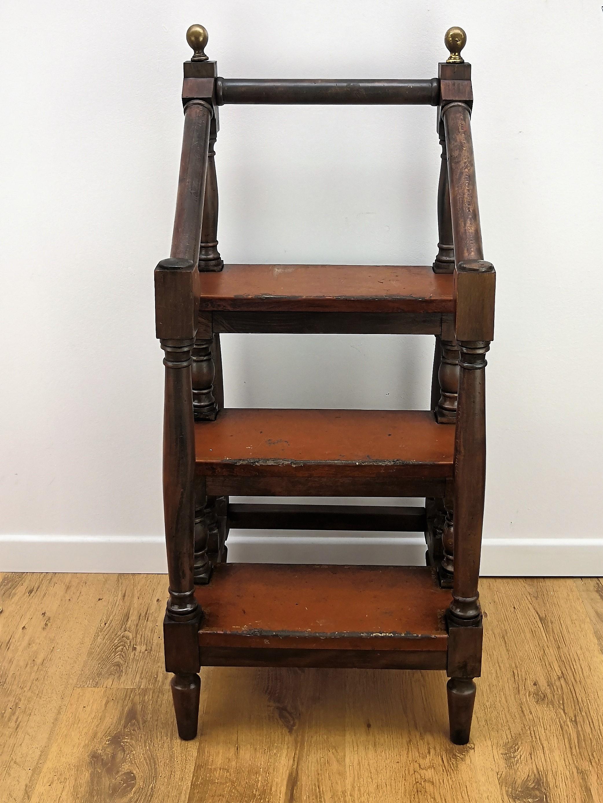 19th Century Antique Italian Wood and Leather Step Library Ladder In Good Condition In Carimate, Como