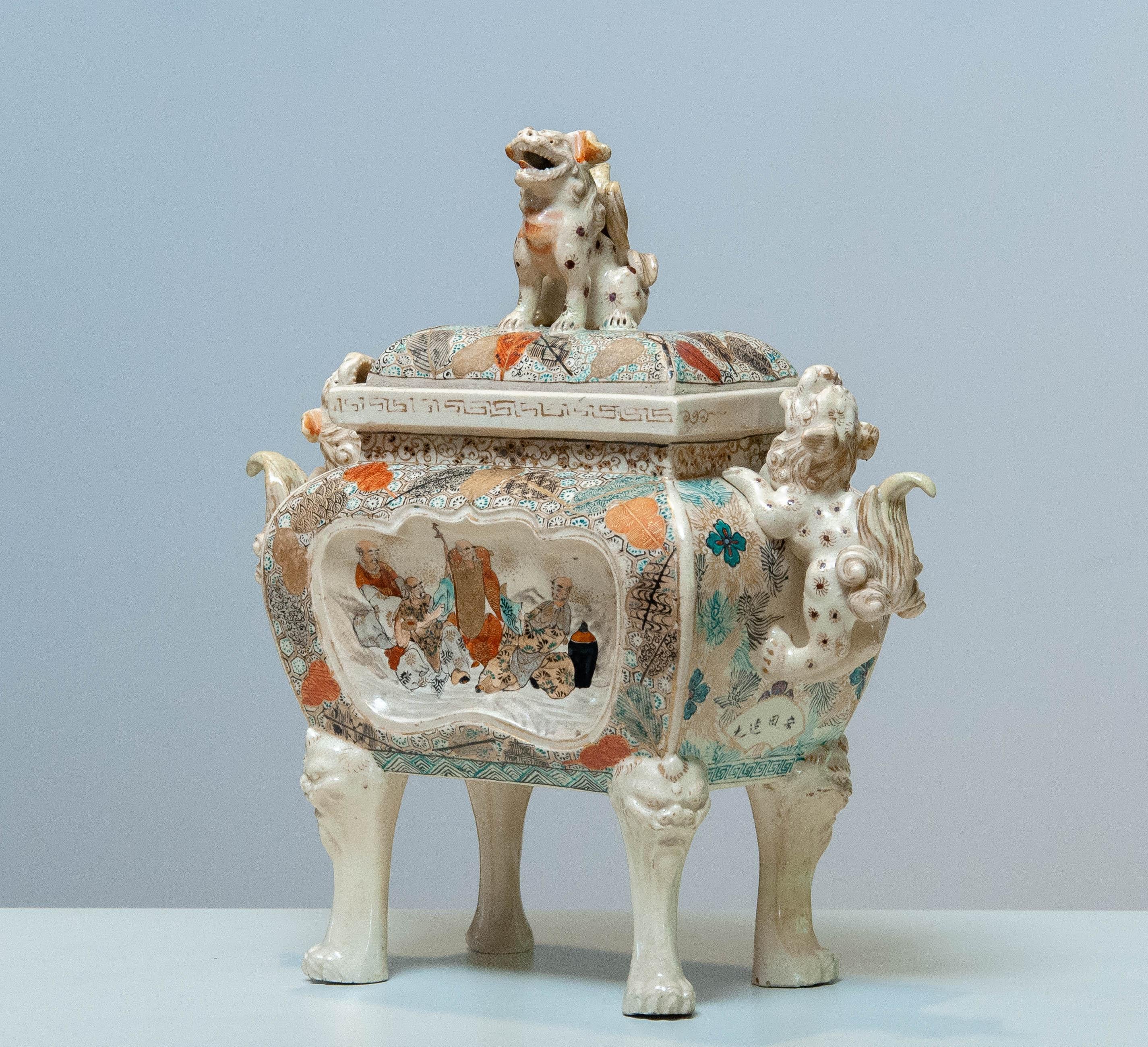 Beautiful Chinese porcelain and rich decorated Fang Ding. The lidded jar is also richly decorated with enamel and hand-painted and gilt accents and has upturned male Fu / Foo dogs handels, for protection of the exterior and a lid with a female Fu /