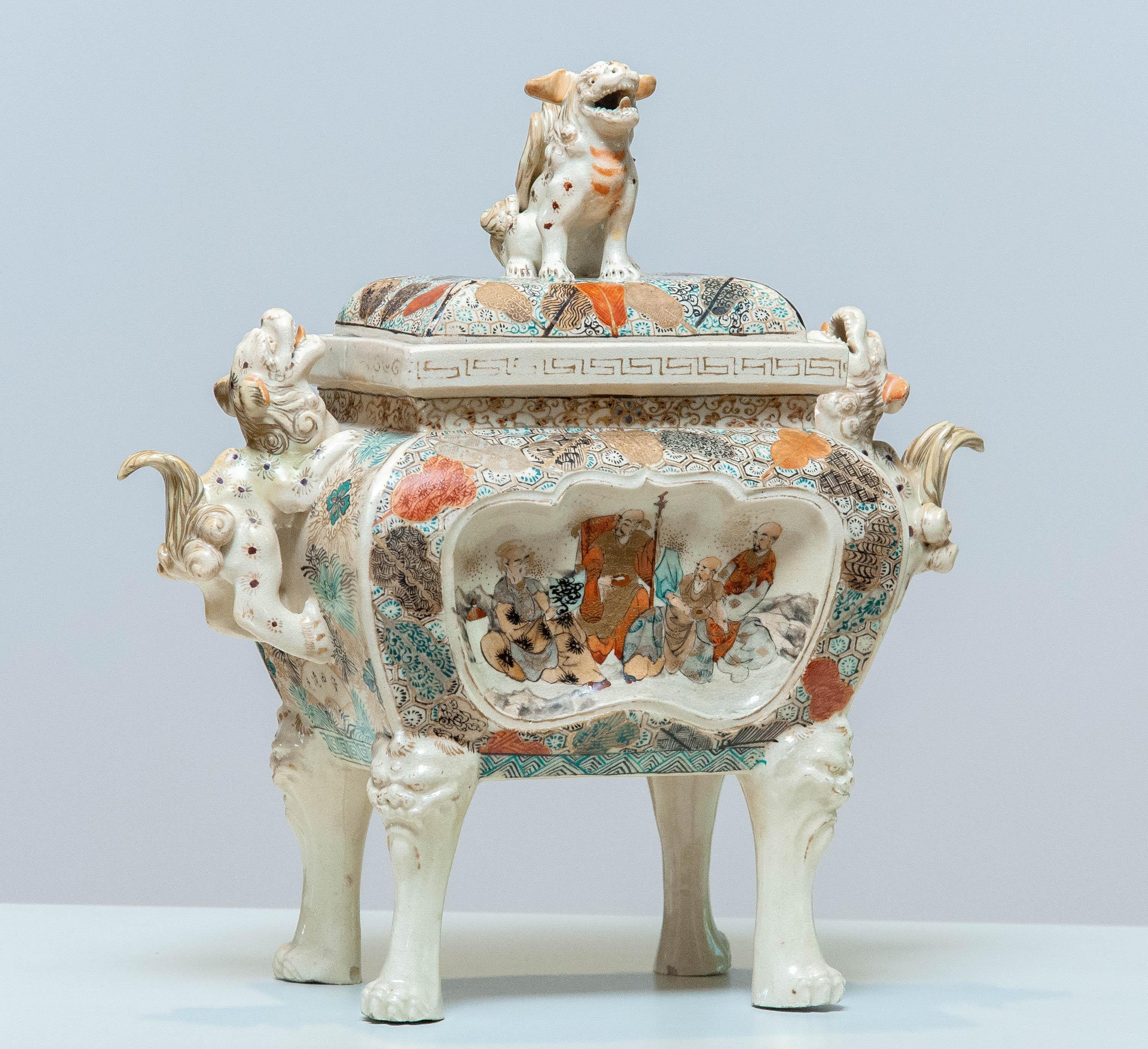 Beautiful Chinese Qing period porcelain and rich decorated Fang Ding. The lidded jar is also richly decorated with enamel and hand-painted and gilt accents and has upturned male Fu / Foo dogs handels, for protection of the exterior and a lid with a