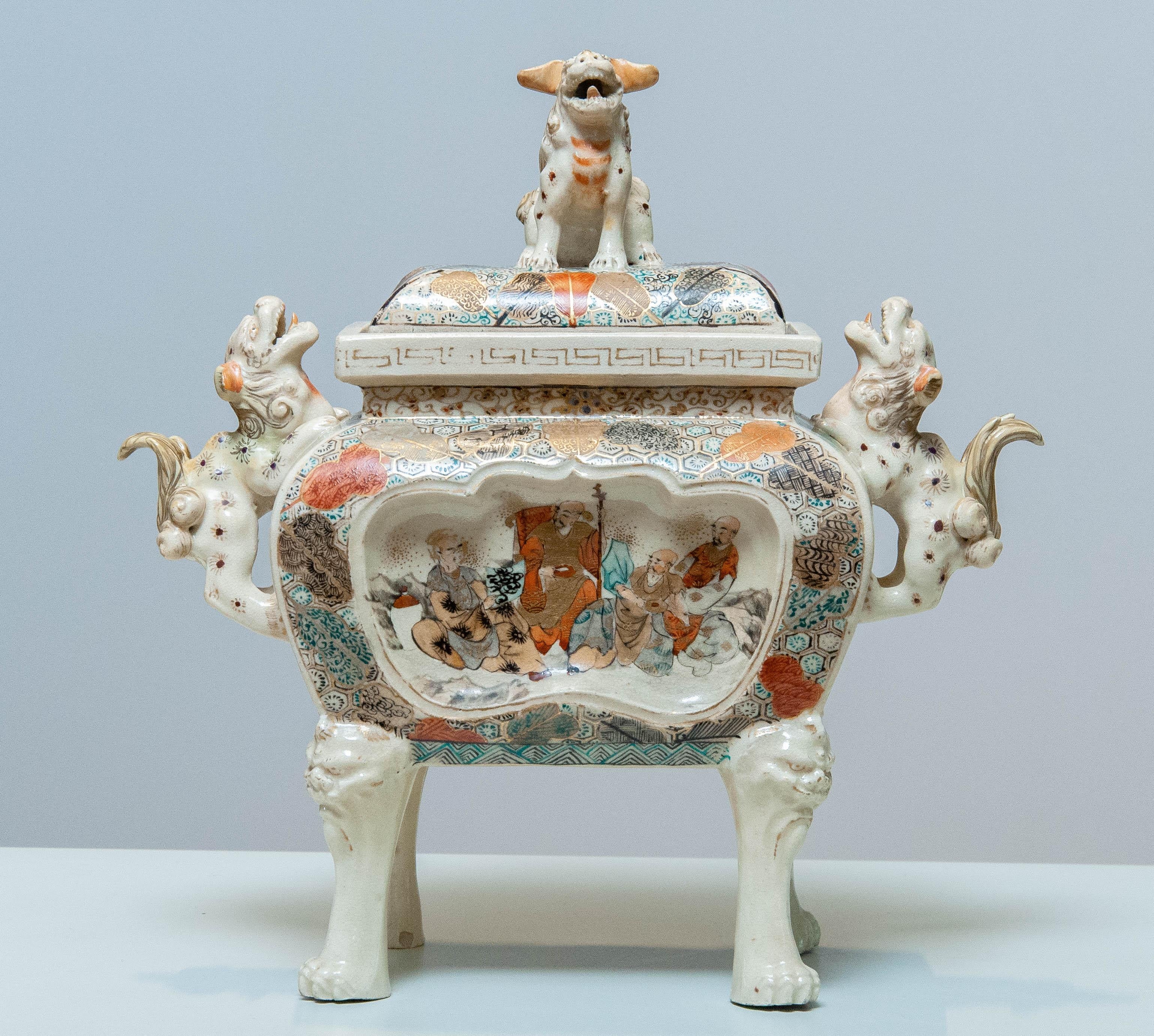 Qing 19ème siècle Antique Chinois Fu Foo Chiens Protégés Céramique Fang Ding. en vente