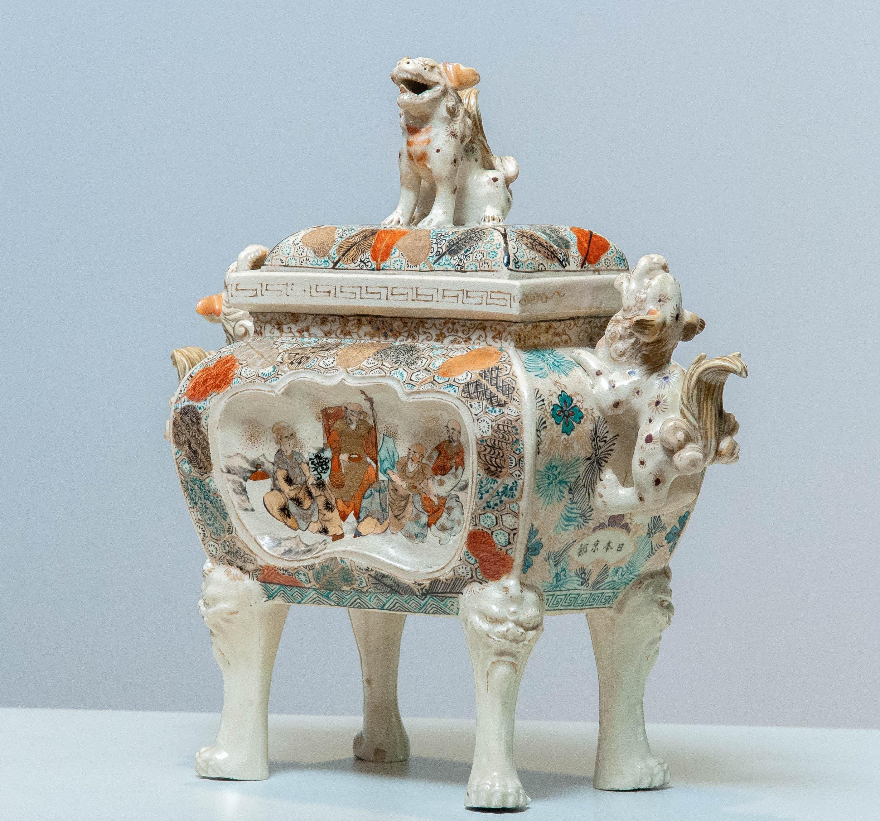 19ème siècle Antique Chinois Fu Foo Chiens Protégés Céramique Fang Ding. Bon état - En vente à Silvolde, Gelderland