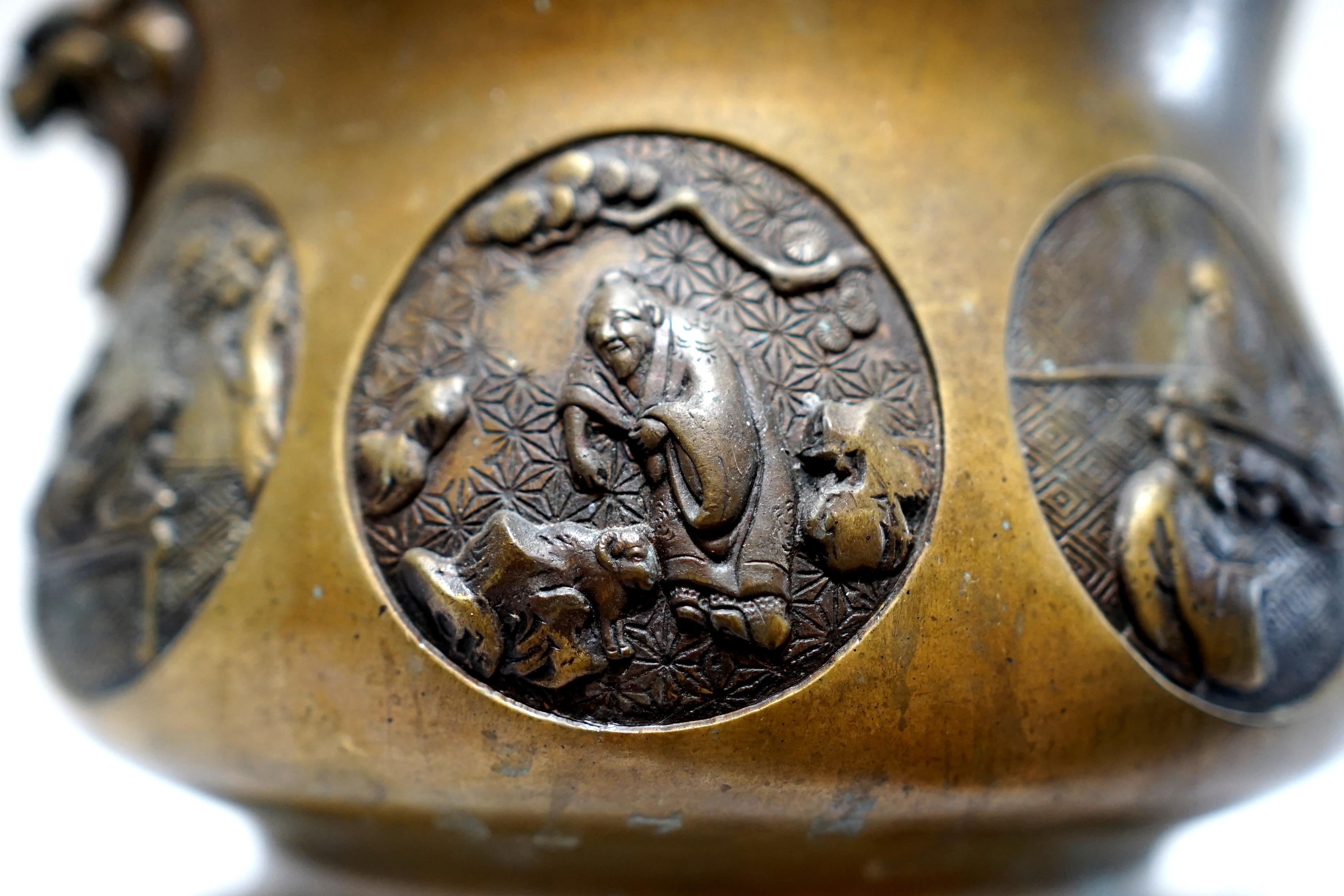 La finition de cet encensoir en bronze de la période Meiji a pris une belle patine au cours du siècle dernier. L'encensoir japonais antique en bronze de la période Meiji est parfois doté d'une poignée en forme d'éléphant.
La pièce est en très bon