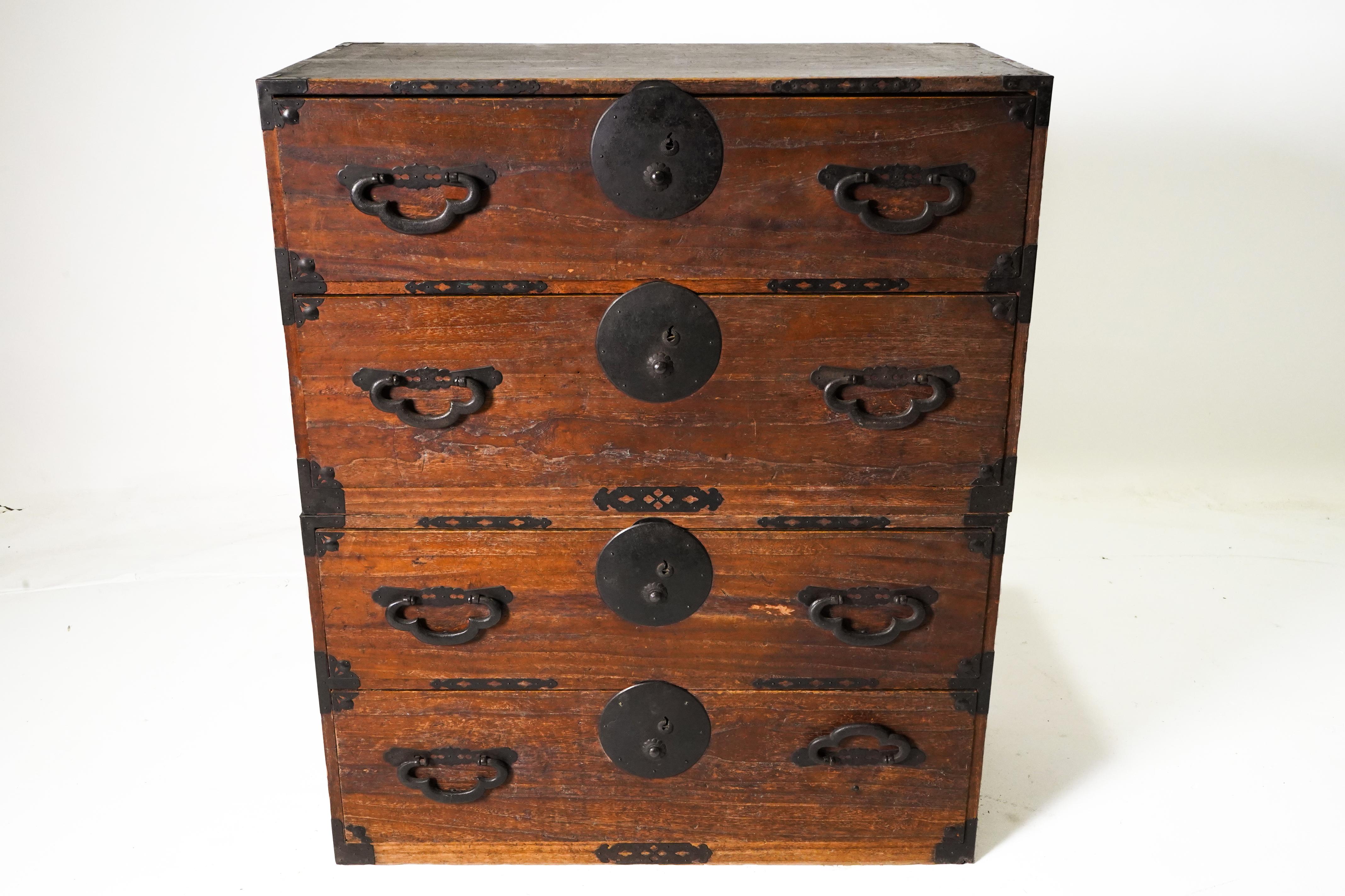 Questo tansu giapponese antico in due parti ha un bel legno di pino antico, manici in ferro forgiato a mano e altri componenti.  Può essere utilizzato così com'è, impilato o separato e sollevato su semplici supporti metallici.  Se separati, i due