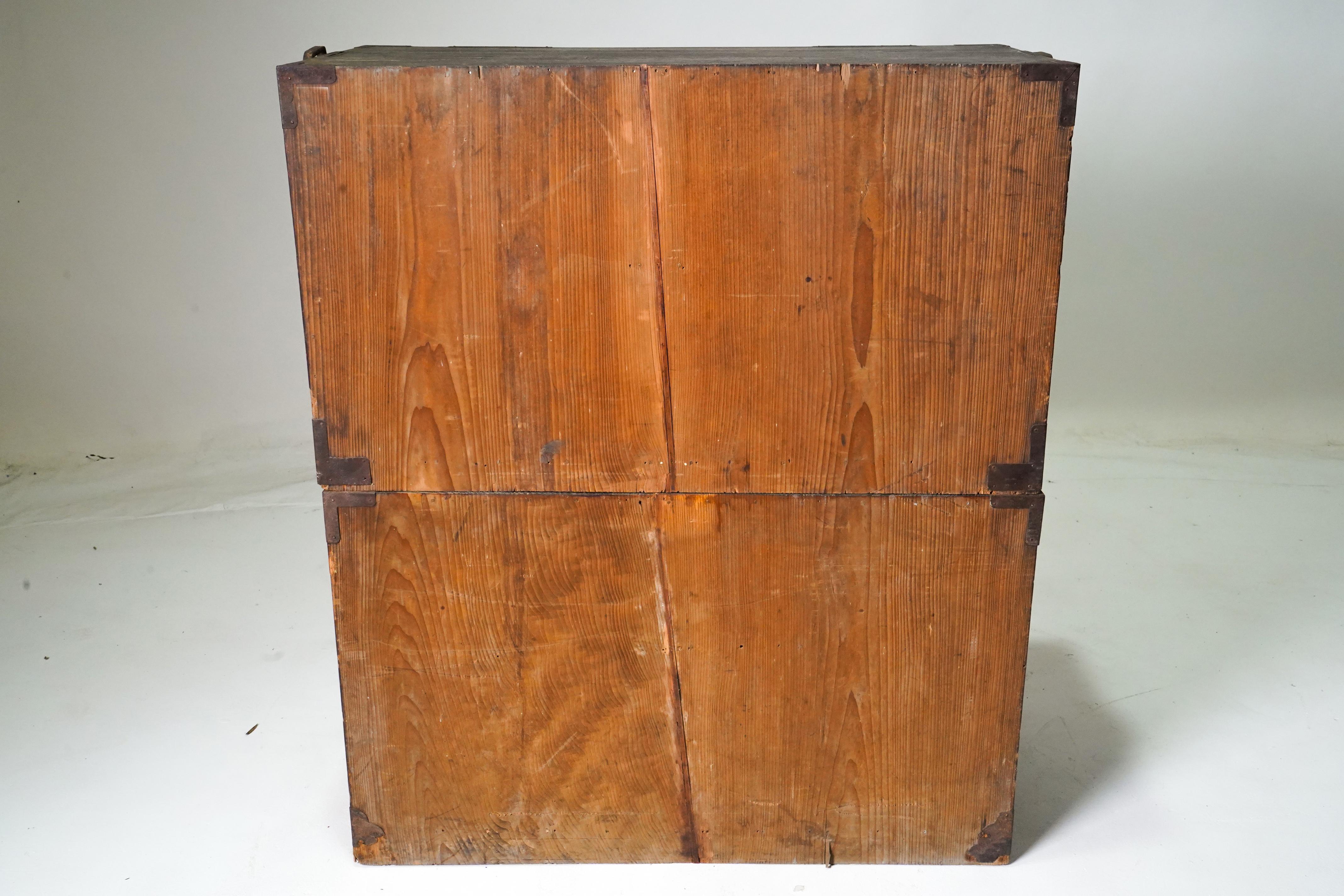 Pin Rare coffre japonais ancien en 2 parties Tansu avec patine d'origine, vers 1850 en vente