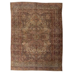 Tapis ancien en laine Lavar de Kerman du 19e siècle avec médaillon floral