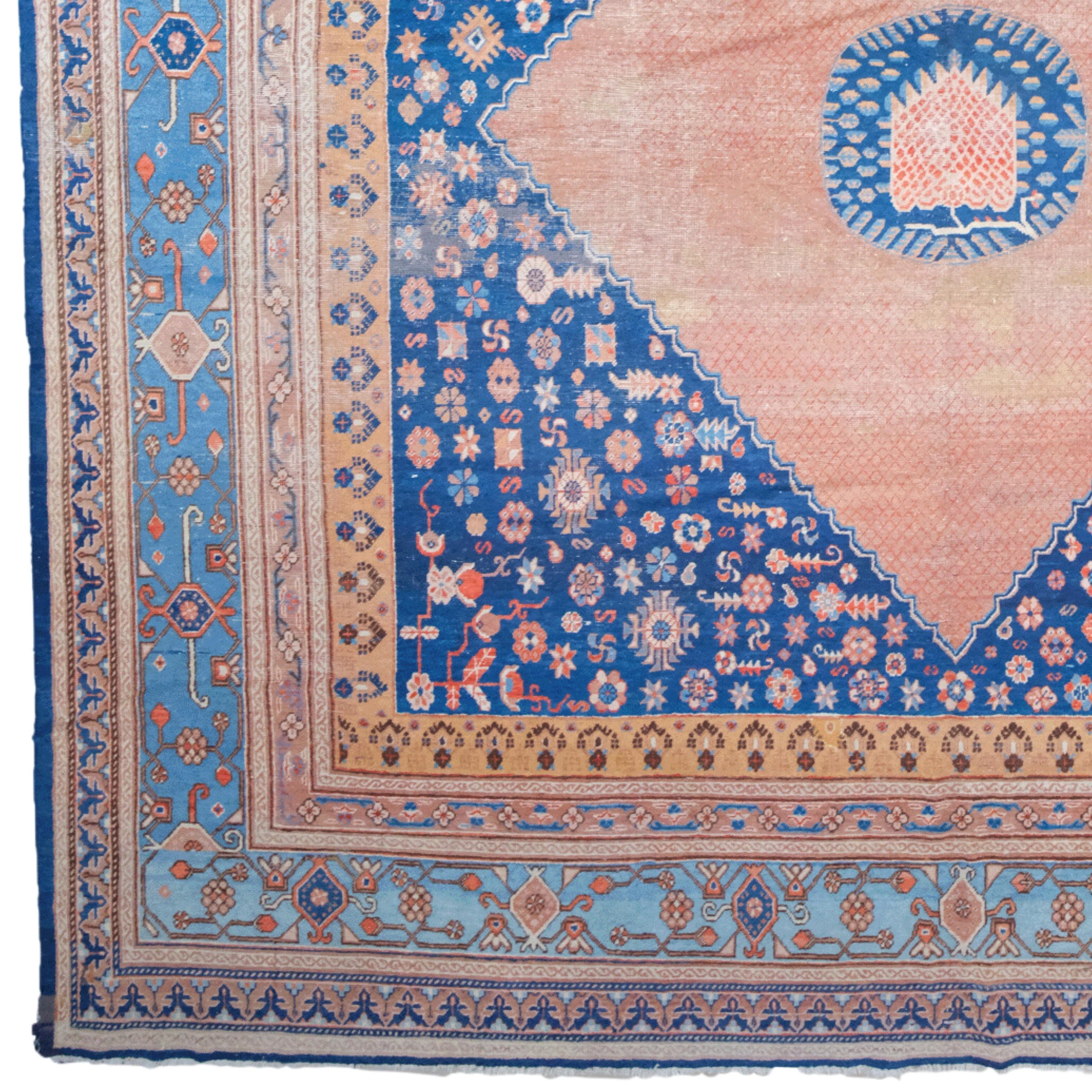 Ce tapis antique d'Asie centrale Khotan du XIXe siècle est un chef-d'œuvre de l'art du tissage traditionnel. Tissé avec soin et dans les règles de l'art, cette pièce impressionnante reflète le riche héritage culturel de ses origines.

Zone centrale