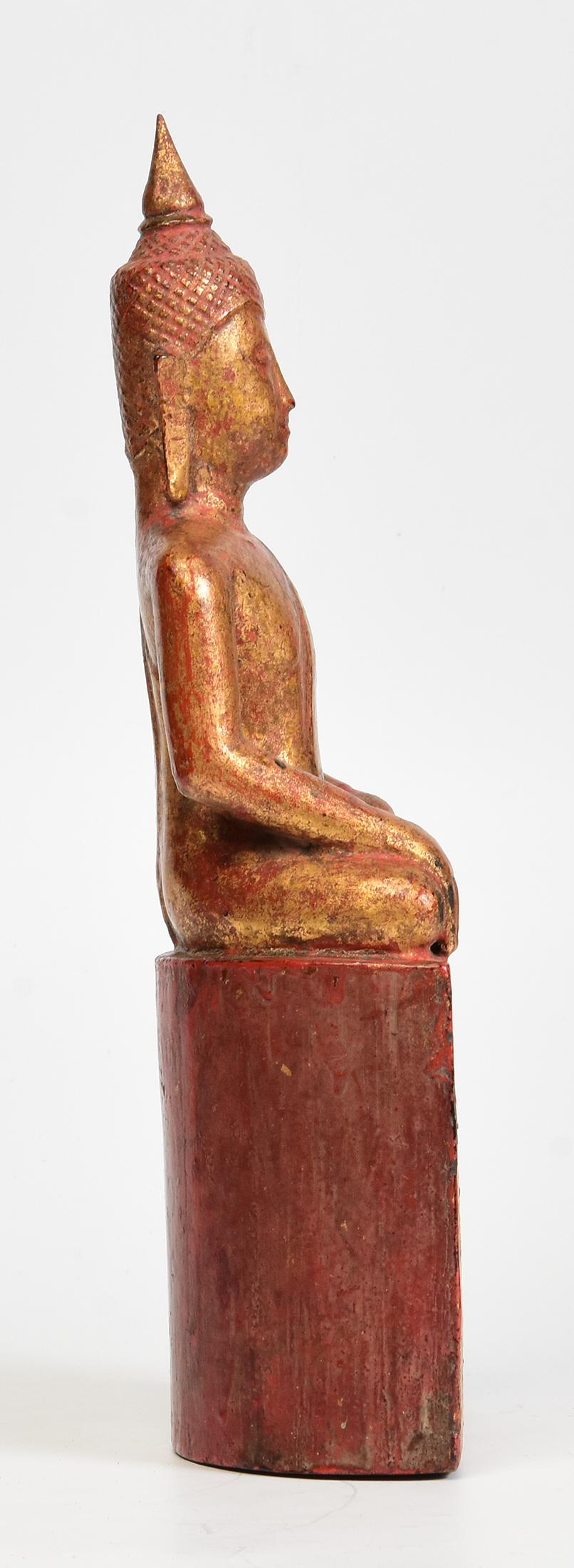 Antiker thailändischer sitzender Lanna-Holz-Buddha aus dem 19. Jahrhundert im Angebot 5