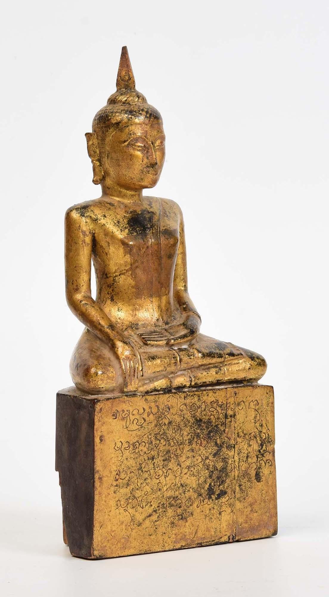 Antiker thailändischer sitzender Lanna-Holz-Buddha aus dem 19. Jahrhundert im Angebot 6