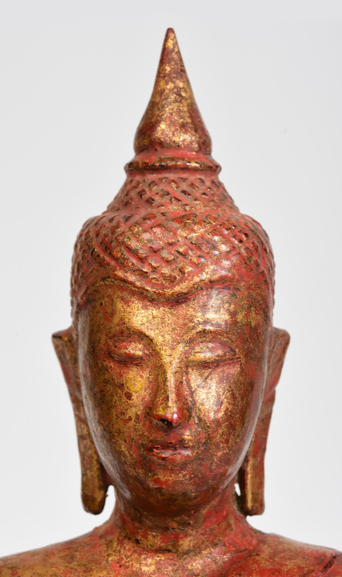 Lanna-Thai-Buddha aus Holz, der in Mara-Vijaya-Haltung (die Erde zum Zeugen rufen) auf einem Sockel sitzt.

Alter: Thailand, 19. Jahrhundert
Größe: Höhe 29,2 C.M. / Breite 11,5 C.M.
Zustand: Insgesamt guter Zustand (einige altersbedingte