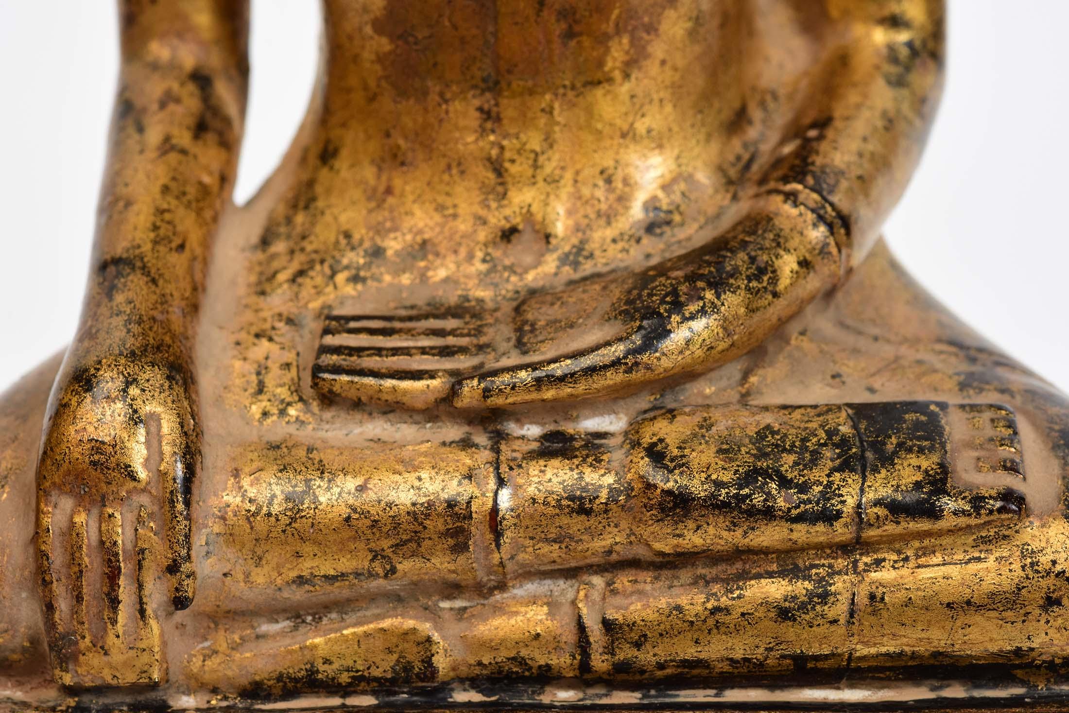Antiker thailändischer sitzender Lanna-Holz-Buddha aus dem 19. Jahrhundert (Handgeschnitzt) im Angebot