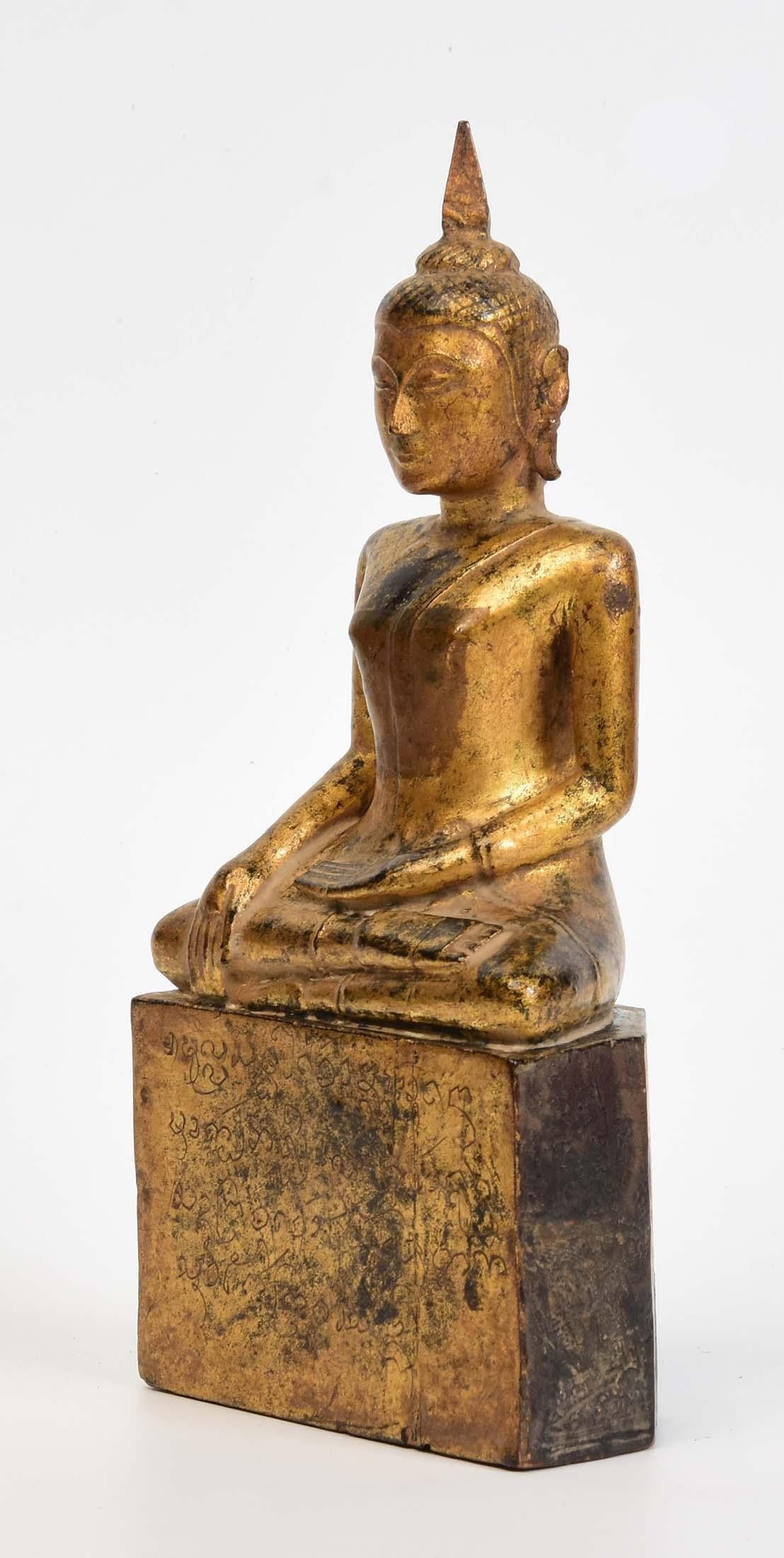Antiker thailändischer sitzender Lanna-Holz-Buddha aus dem 19. Jahrhundert im Angebot 1
