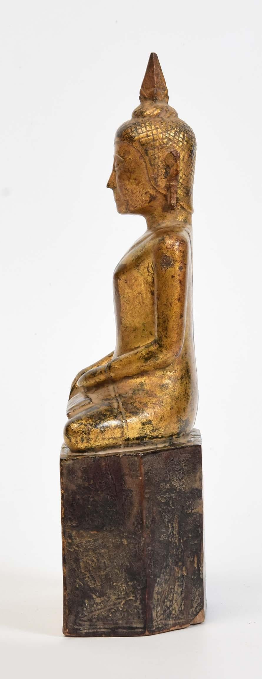 Antiker thailändischer sitzender Lanna-Holz-Buddha aus dem 19. Jahrhundert im Angebot 2