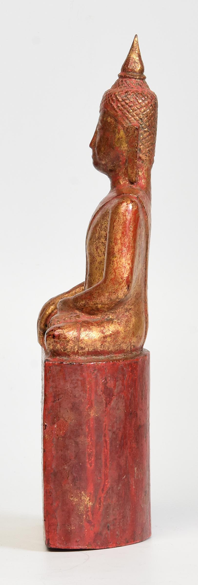 Antiker thailändischer sitzender Lanna-Holz-Buddha aus dem 19. Jahrhundert im Angebot 2