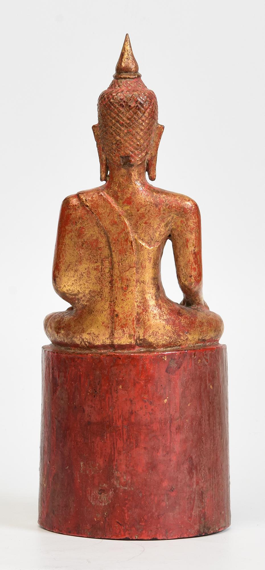 Antiker thailändischer sitzender Lanna-Holz-Buddha aus dem 19. Jahrhundert im Angebot 3