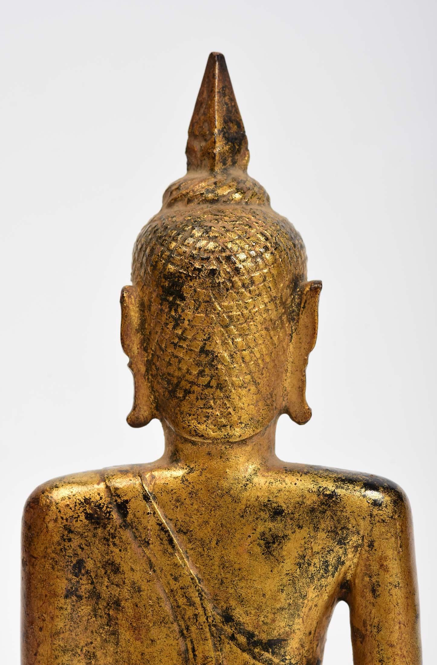 Antiker thailändischer sitzender Lanna-Holz-Buddha aus dem 19. Jahrhundert im Angebot 4