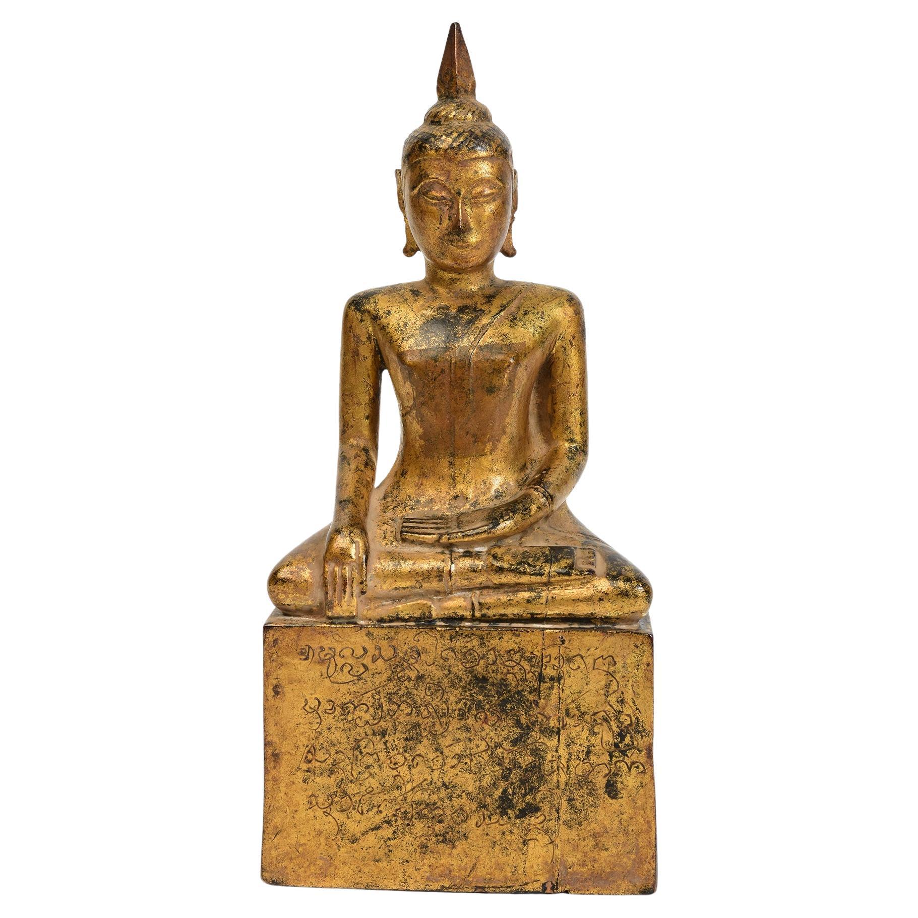 Bouddha assis en bois de Lanna thaïlandais ancien du 19ème siècle