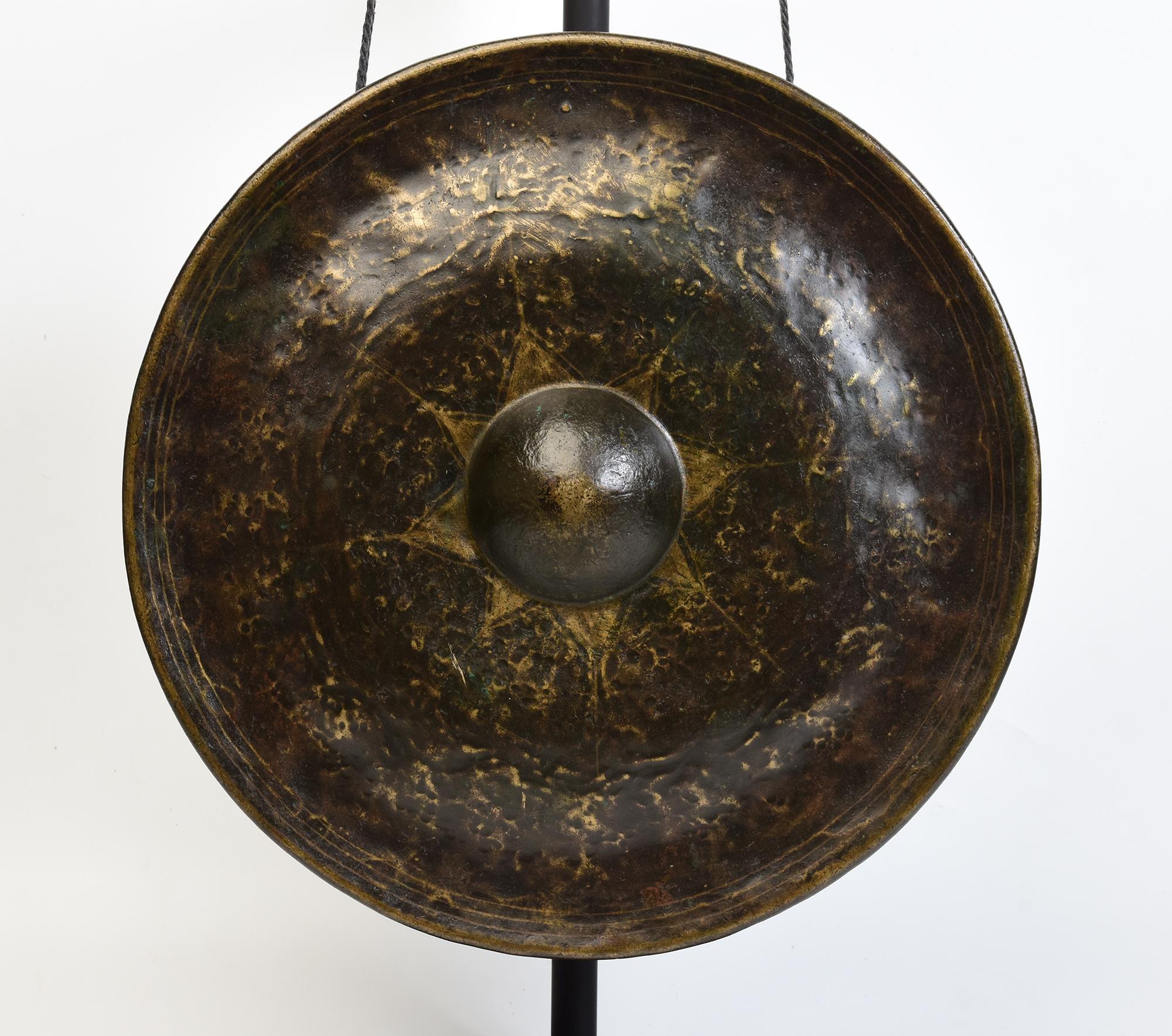 Gong antique en bronze du Laos, un type d'instrument de musique du Laos qui produit un son fort et sonore. Le bâton de gong est inclus.

Age : Laos, 19ème siècle
Taille du gong uniquement : Diamètre 35.5 C.C. / Epaisseur 8 C.C.
Hauteur avec support
