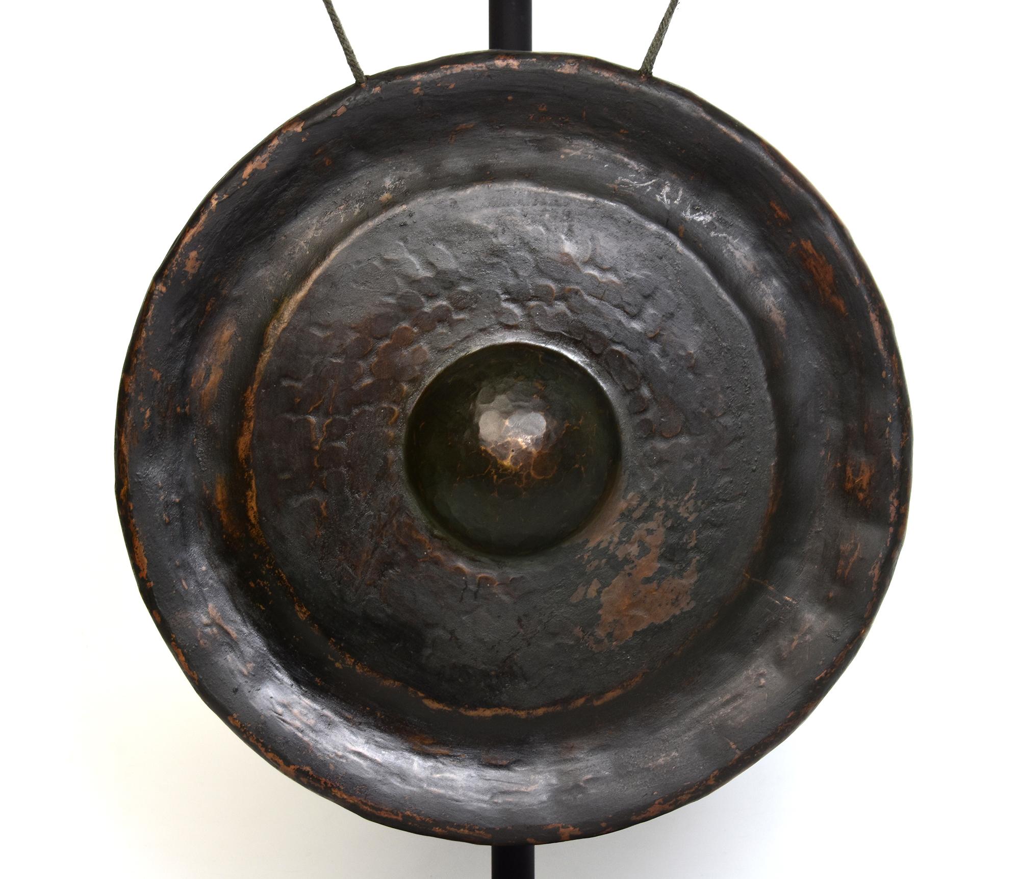 Antiker laotischer Bronzegong, eine Art laotisches Musikinstrument, das einen lauten und sonoren Klang erzeugt. Der Gongstock ist im Lieferumfang enthalten.

Alter: Laos, 19. Jahrhundert
Nur Größe des Gongs: Durchmesser 35,5 C.M. / Dicke 9 C.M.
Höhe