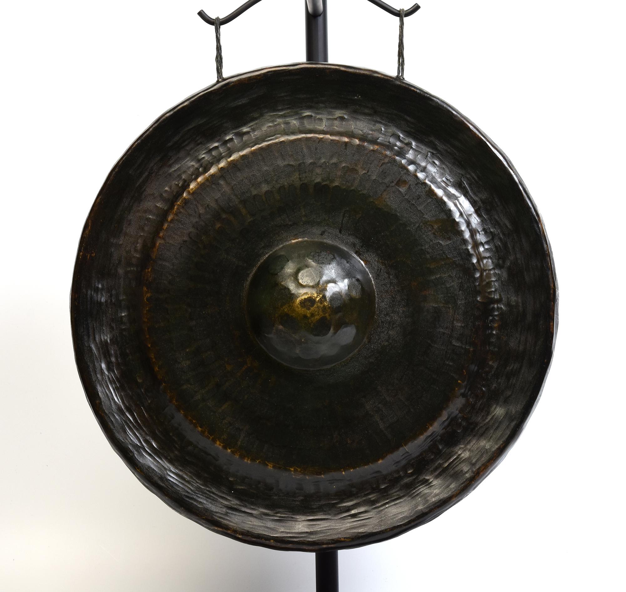 Antiker laotischer Bronzegong, eine Art laotisches Musikinstrument, das einen lauten und sonoren Klang erzeugt. Der Gongstock ist im Lieferumfang enthalten.

Alter: Laos, 19. Jahrhundert
Nur Größe des Gongs: Durchmesser 40 C.M. / Dicke 9.5 C.M.
Höhe