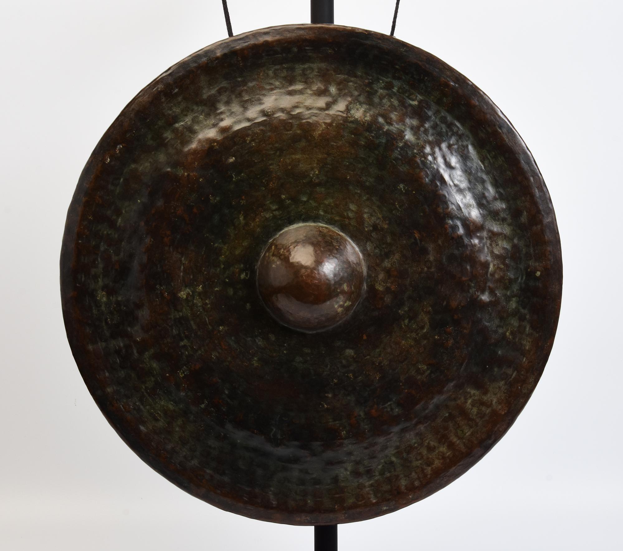 Antiker laotischer Bronzegong, eine Art laotisches Musikinstrument, das einen lauten und sonoren Klang erzeugt. Der Gongstock ist im Lieferumfang enthalten.

Alter: Laos, 19. Jahrhundert
Größe des Gongs: Durchmesser 51 C.M. / Dicke 7.5 C.M.
Höhe mit
