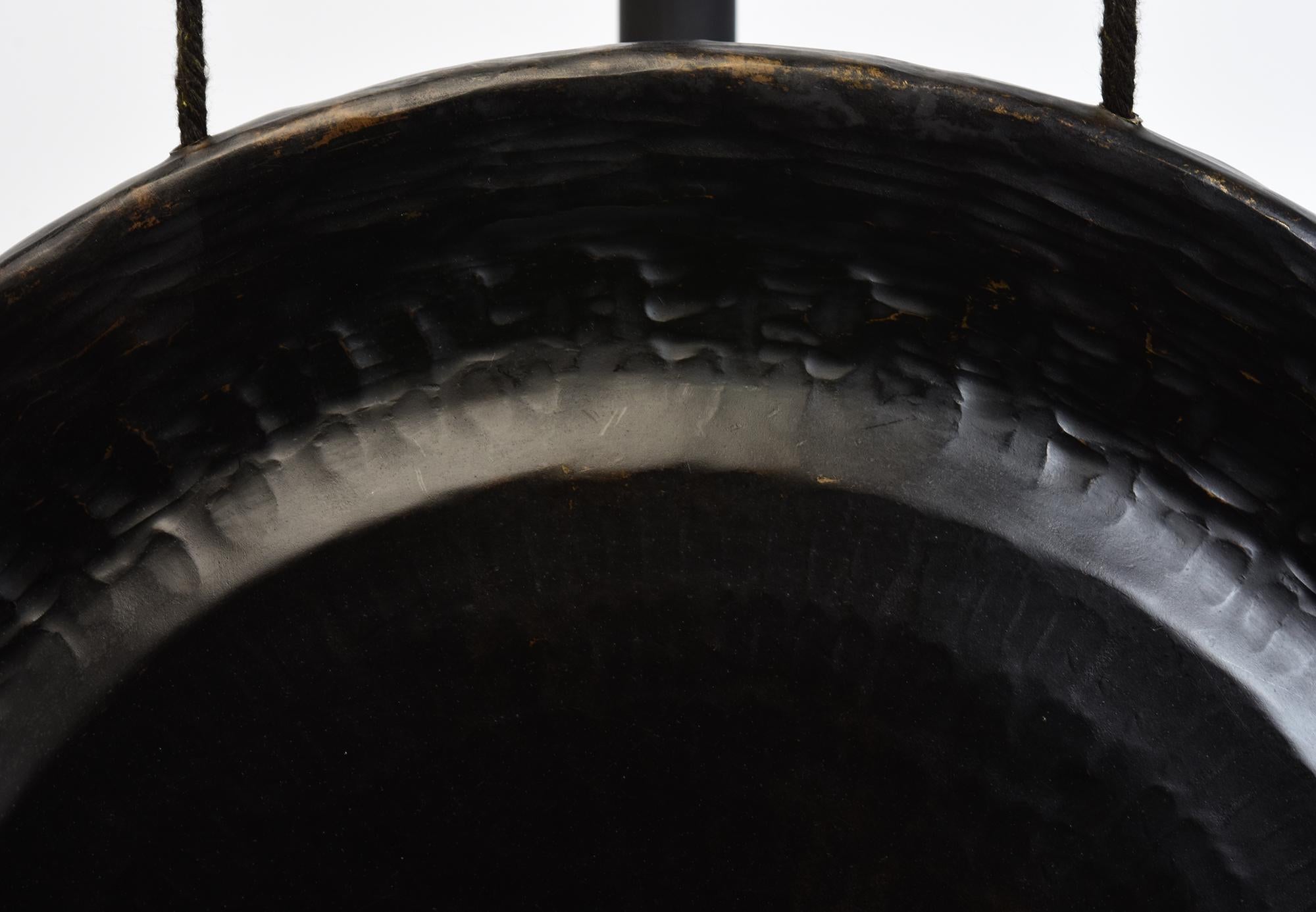 Antico gong in bronzo del Laos, un tipo di strumento musicale del Laos che produce un suono forte e sonoro. Il bastone da gong è incluso.

Età: Laos, XIX secolo
Dimensioni del gong: Diametro 41 C.M. / Spessore 5,3 C.C. M.
Altezza compreso il