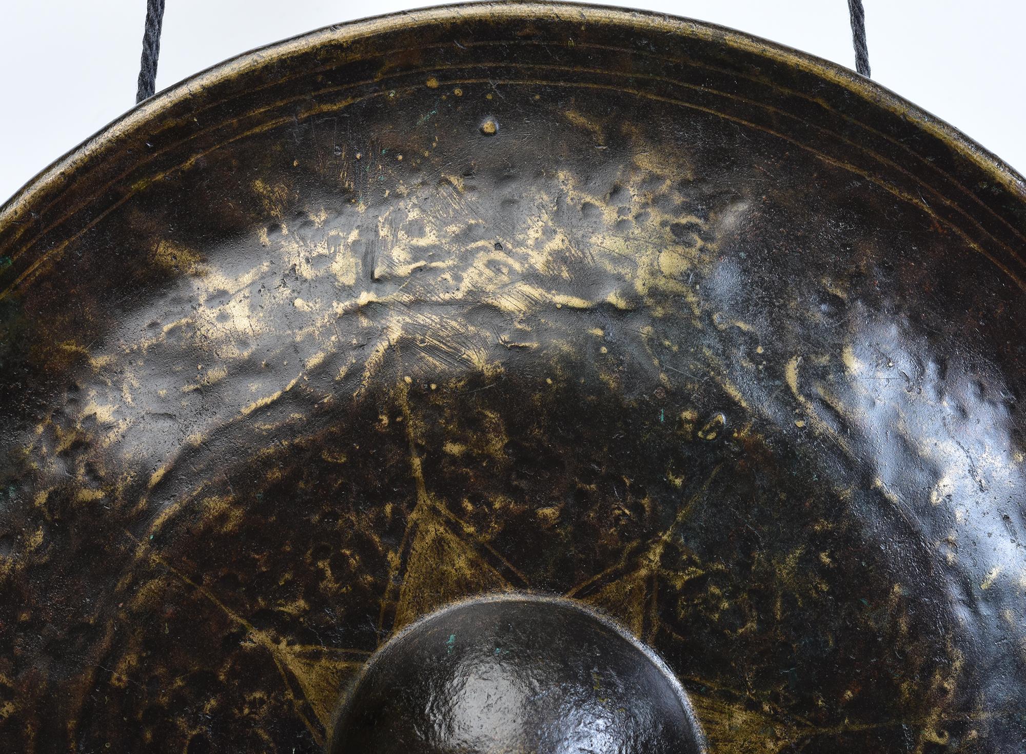 Ferronnerie 19e siècle, Laos antique Gong en bronze avec support