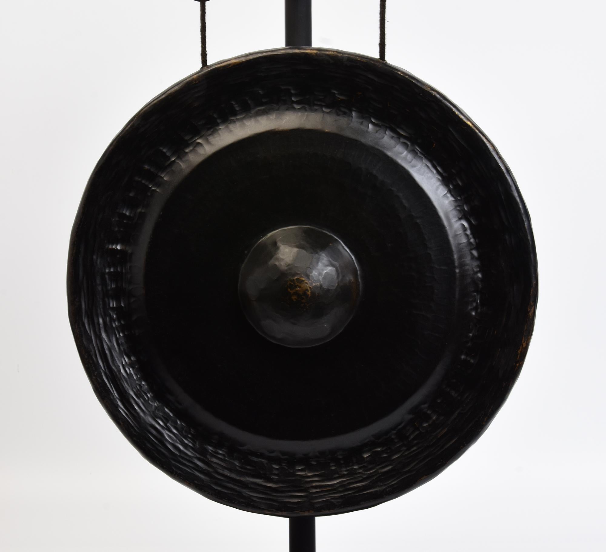 Bronzo Gong antico in bronzo del Laos del XIX secolo con supporto in vendita