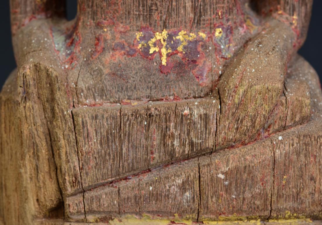 Antiker sitzender Laos-Holz-Buddha aus dem 19. Jahrhundert im Zustand „Gut“ im Angebot in Sampantawong, TH