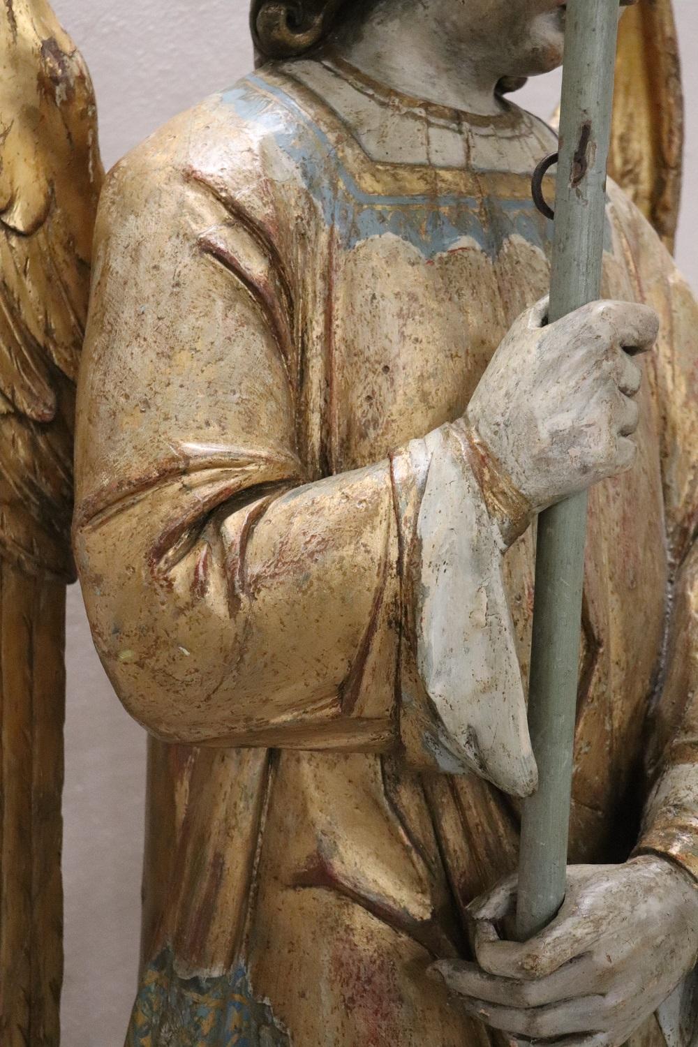 Grande sculpture d'ange ancienne du 19ème siècle en bois sculpté à la main en vente 1