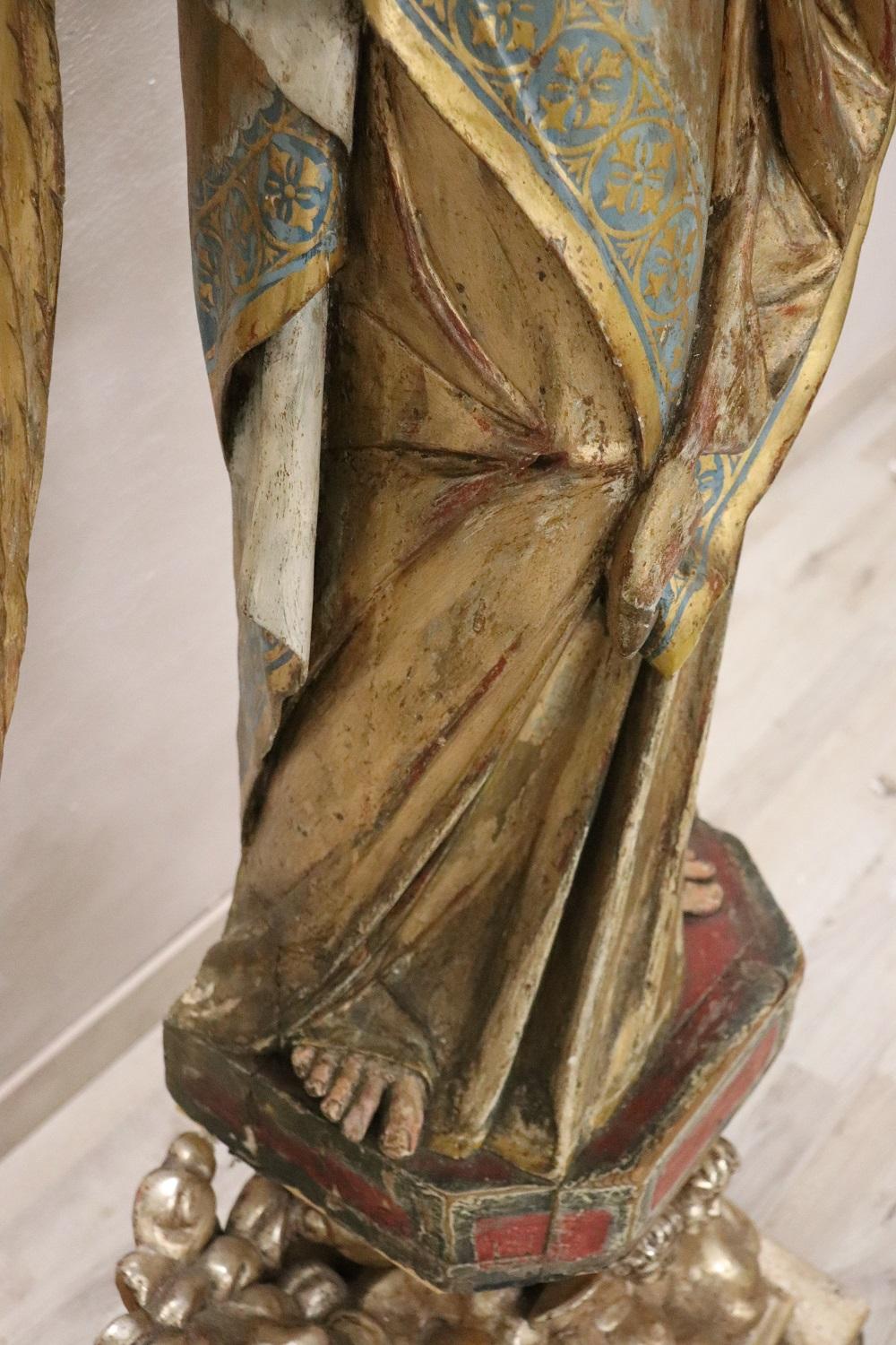 Grande sculpture d'ange ancienne du 19ème siècle en bois sculpté à la main en vente 2