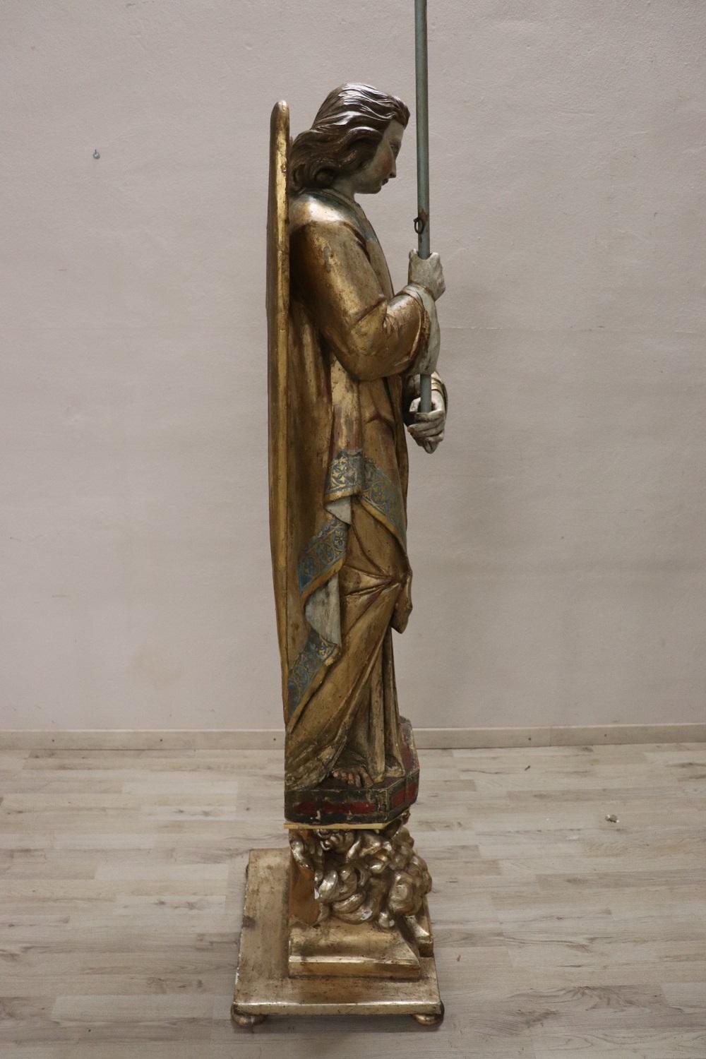 Grande sculpture d'ange ancienne du 19ème siècle en bois sculpté à la main en vente 4