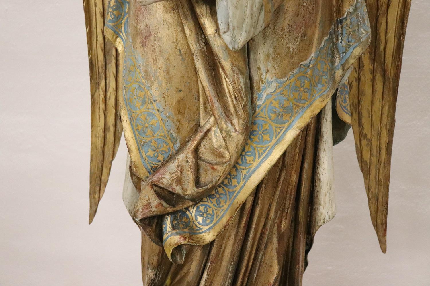 italien Grande sculpture d'ange ancienne du 19ème siècle en bois sculpté à la main en vente