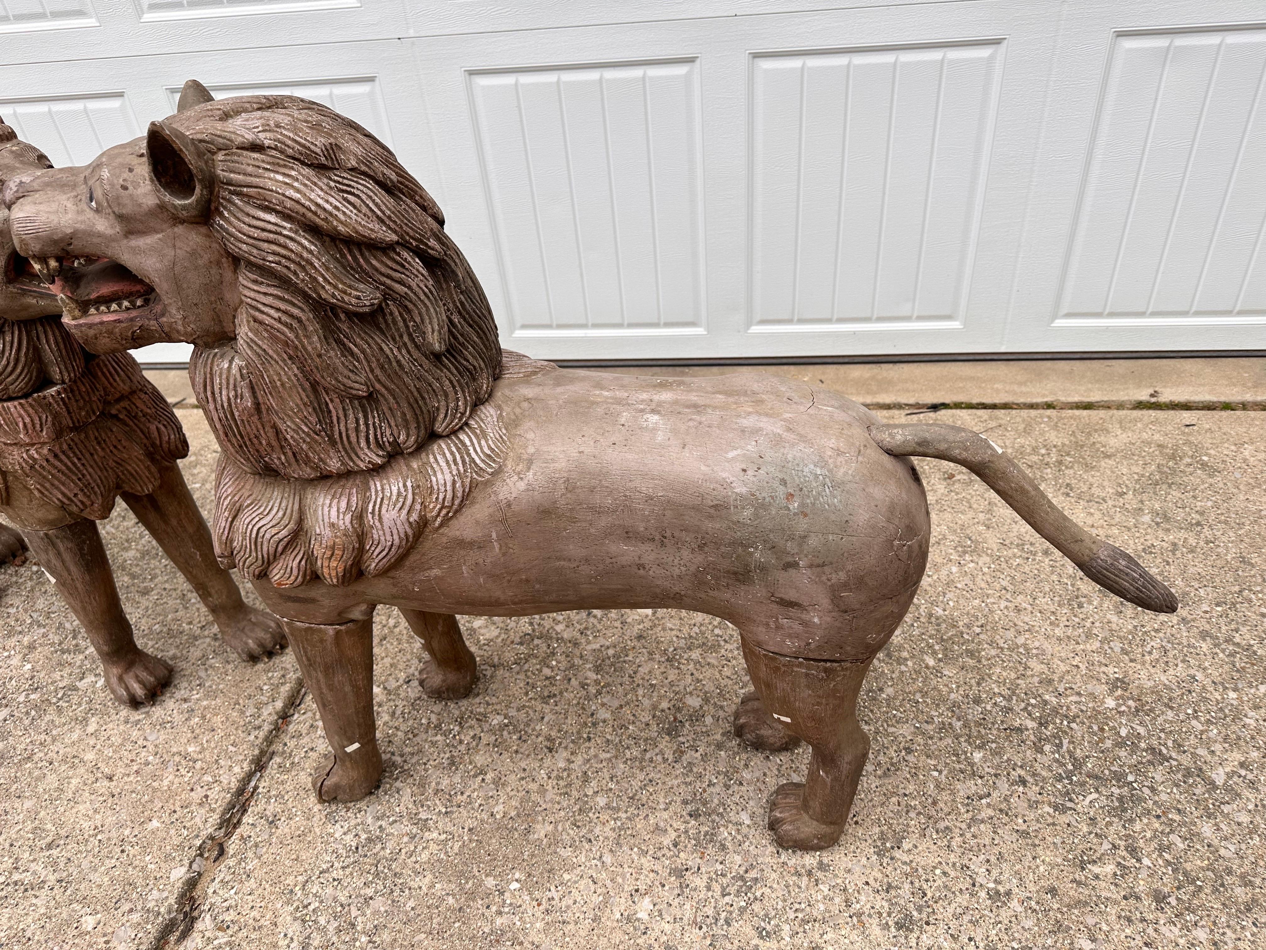 Paire de grands lions asiatiques en bois sculpté du 19ème siècle en vente 7