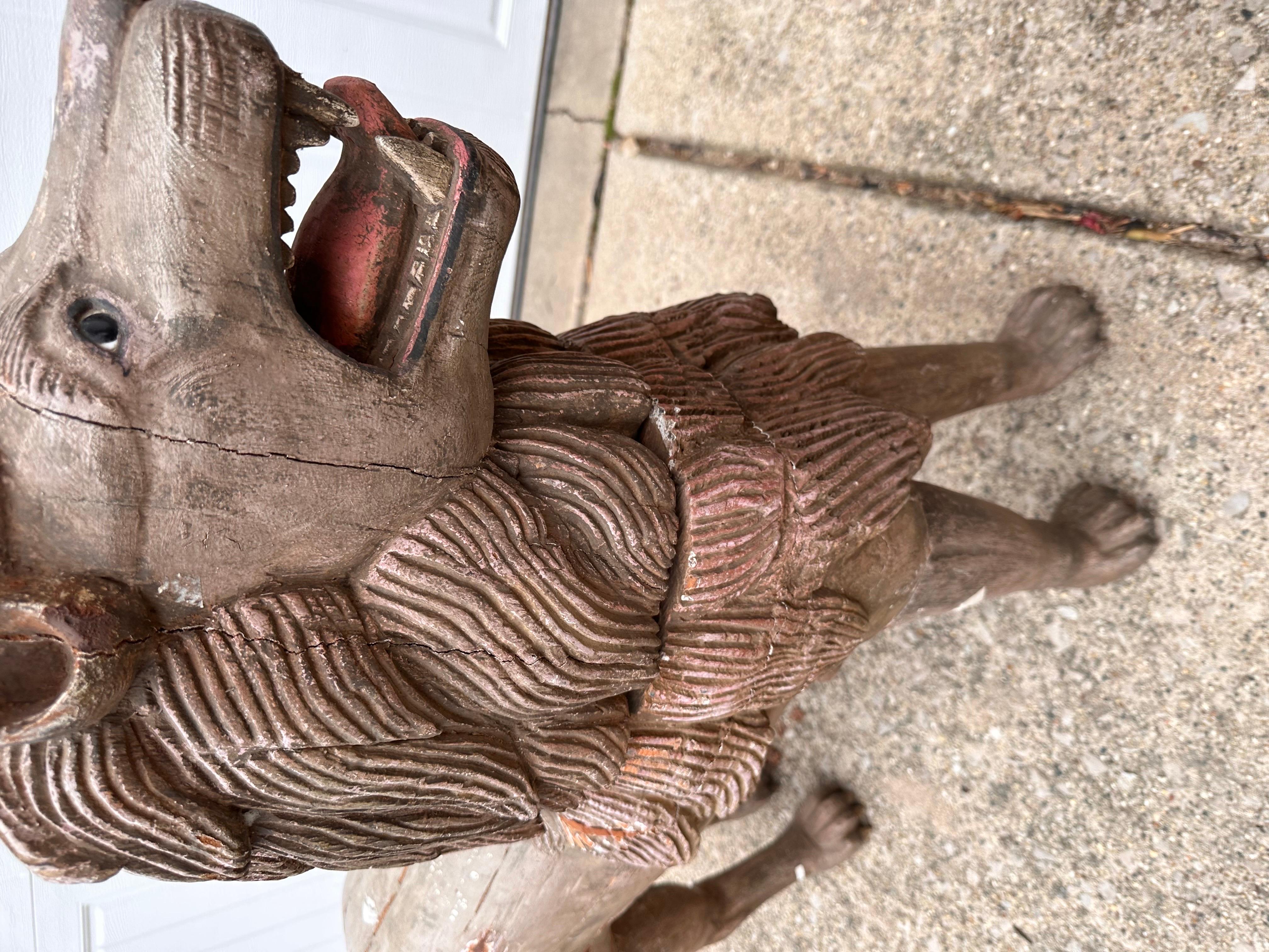 Paire de grands lions asiatiques en bois sculpté du 19ème siècle Abîmé - En vente à Portage, MI