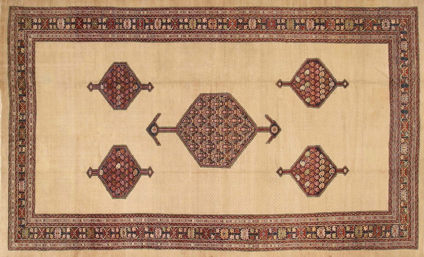 Antiker überdimensionaler persischer Serab-Teppich - Minimalistische Geometrie und tribale Eleganz

Dieser antike, übergroße persische Serab-Teppich ist ein seltenes und fesselndes Beispiel für Stammeskunst. Er verkörpert die raffinierte Einfachheit