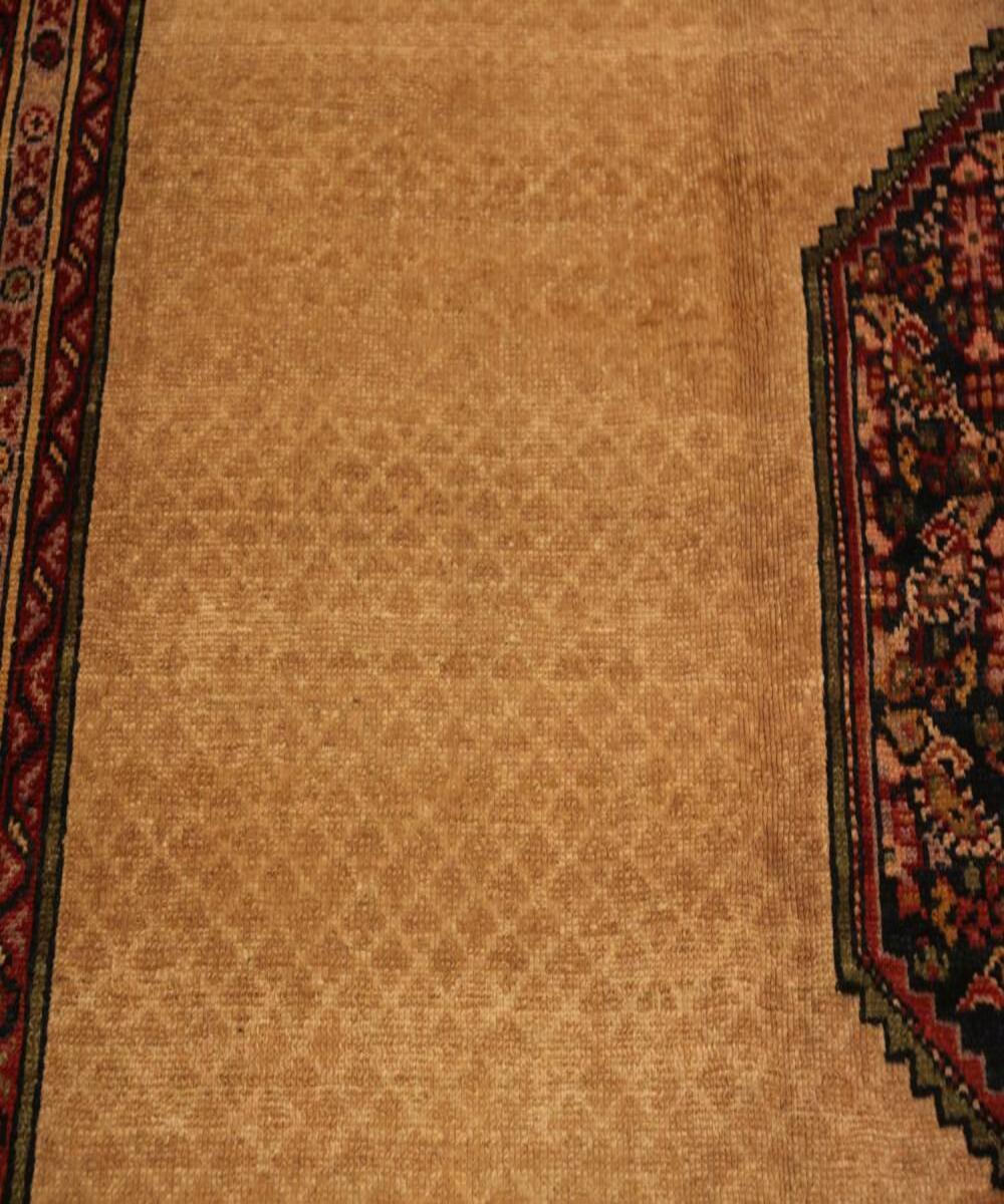 Antiker großer übergroßer Serab-Teppich aus dem 19. Jahrhundert mit minimalistischem Design (Persisch) im Angebot