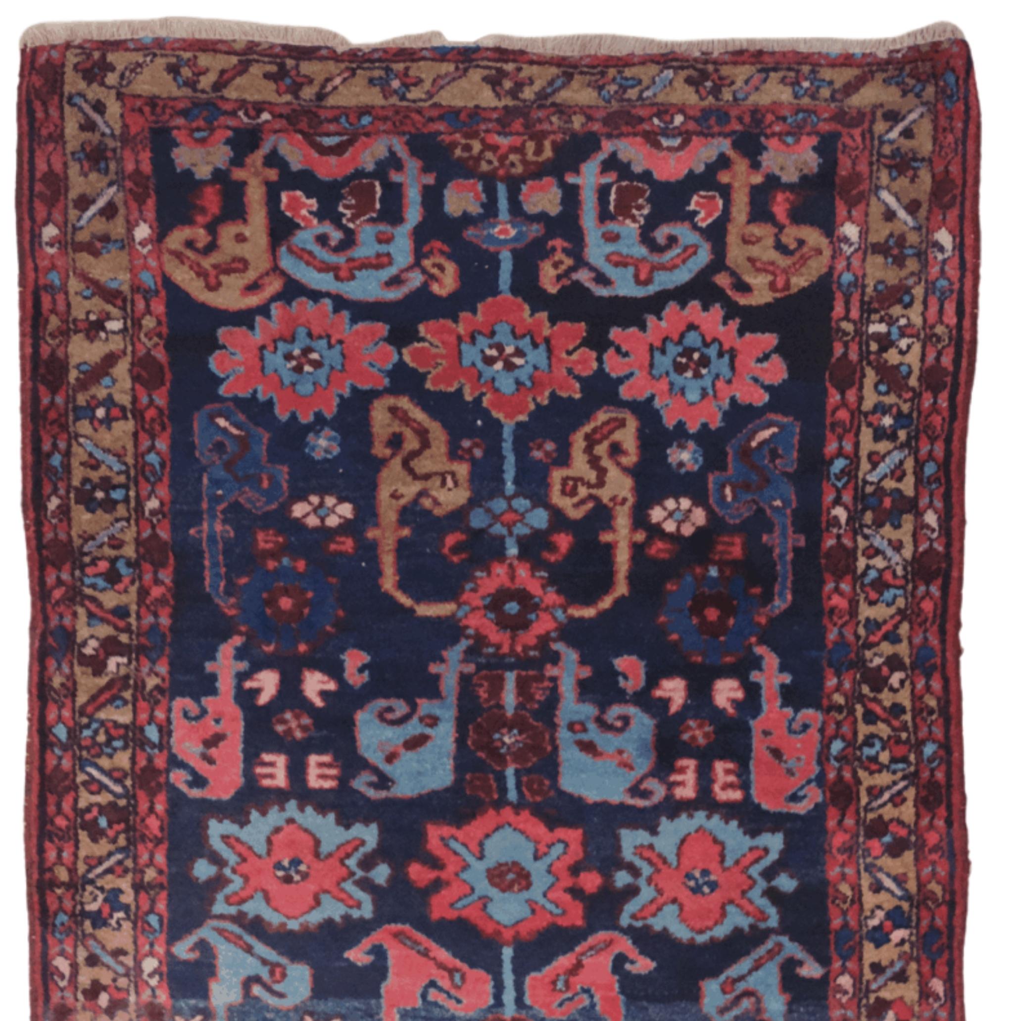 Ce chemin de table unique de Lilihan est une œuvre d'art rare qui remet au goût du jour les traditions de tissage du XIXe siècle. Les motifs floraux et les ornements géométriques disposés de façon magistrale sur un fond bleu marine profond révèlent
