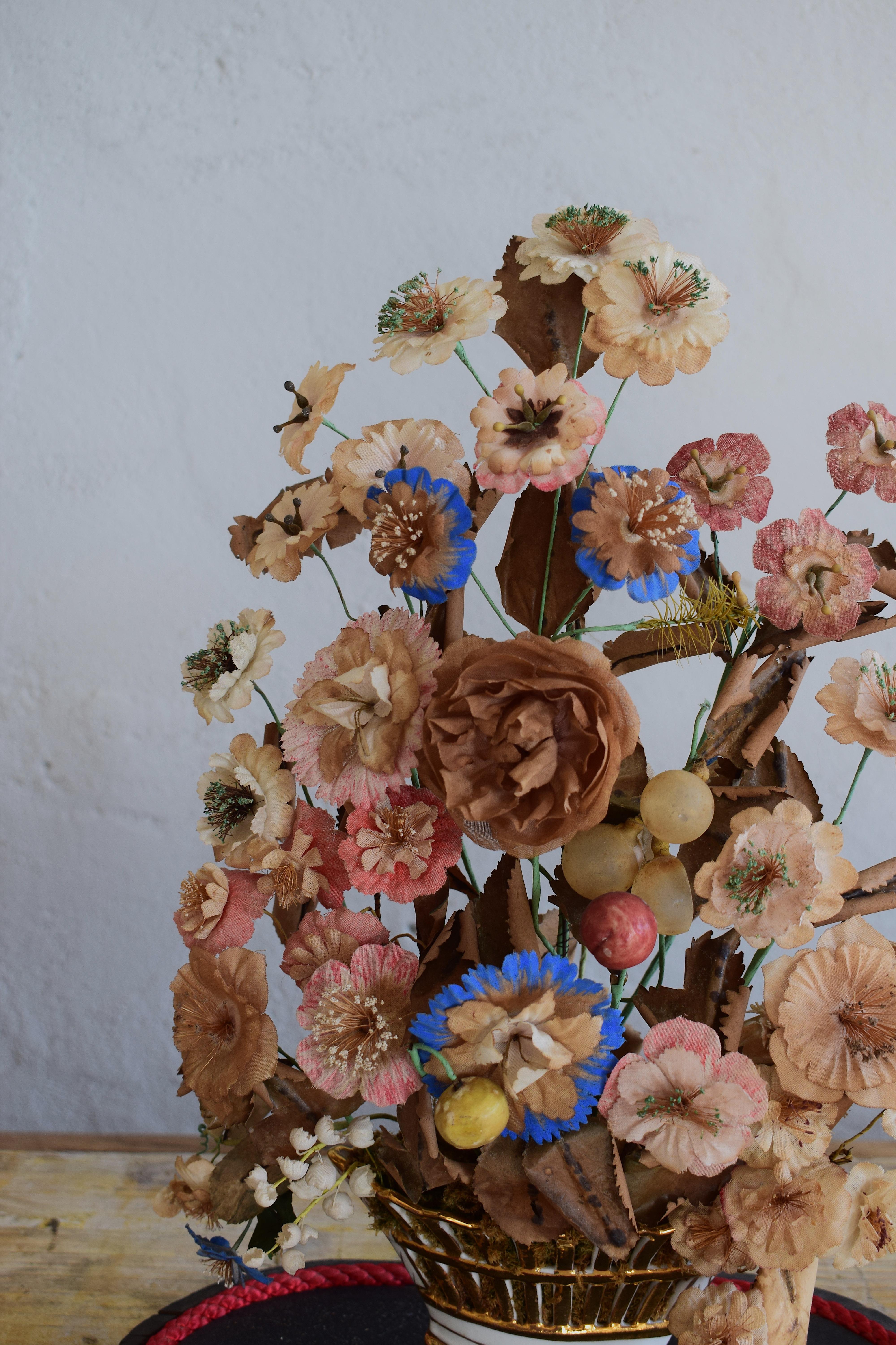 19th Century Antique Linen Material Wedding Bouquet with Oval Glass Dome In Good Condition In Vulpellac, Girona