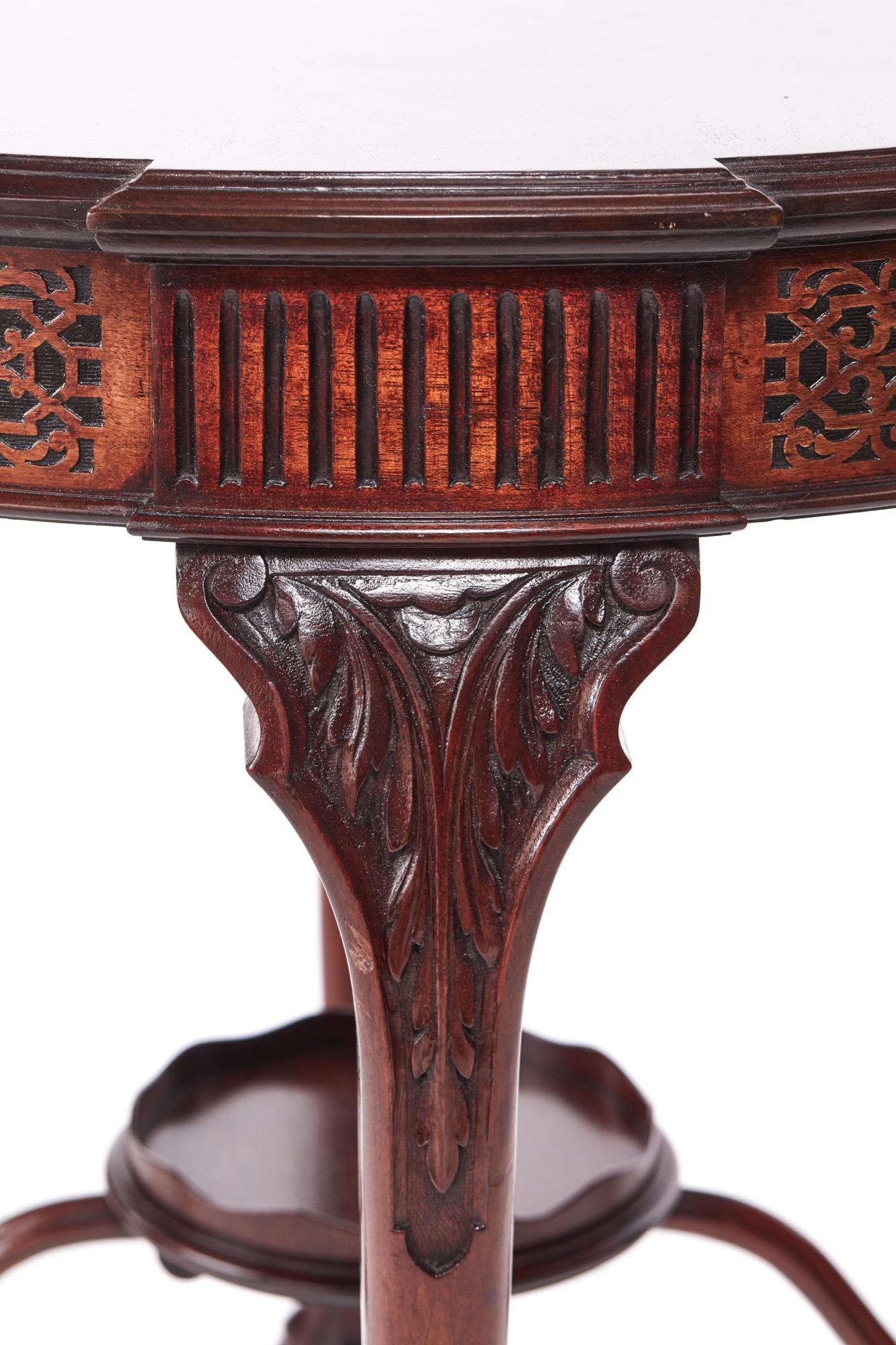 Quality 19th century antique mahogany 'Chippendale revival' mahogany centre table with a moulded circular outset top above fluting and a blind cut-card frieze. It stands on four elegant leaf scroll carved cabriole legs with claw and ball feet and