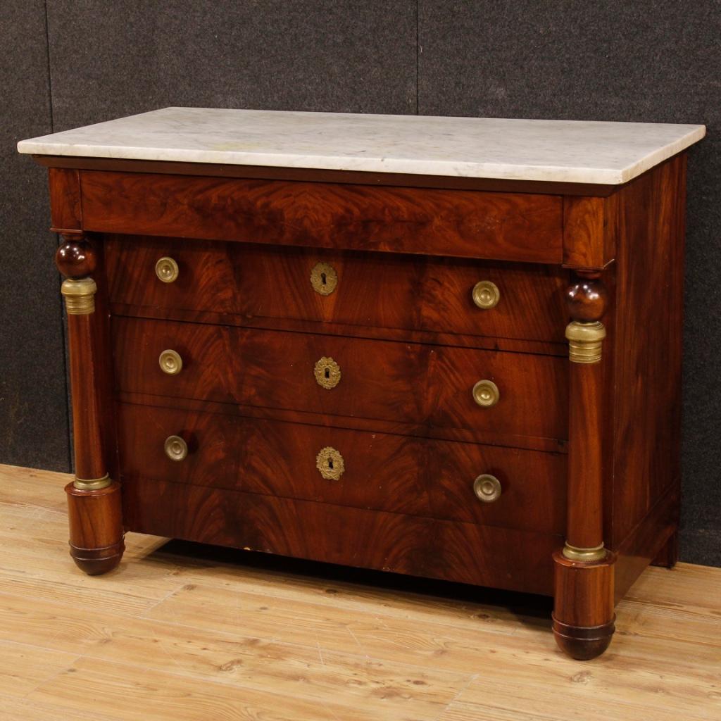 French dresser from late 19th century. Empire style furniture carved in mahogany wood, pleasantly adorned with gilded and chiselled brass and bronze. Chest of drawers with 4 external drawers of good capacity and marble top of good measure and