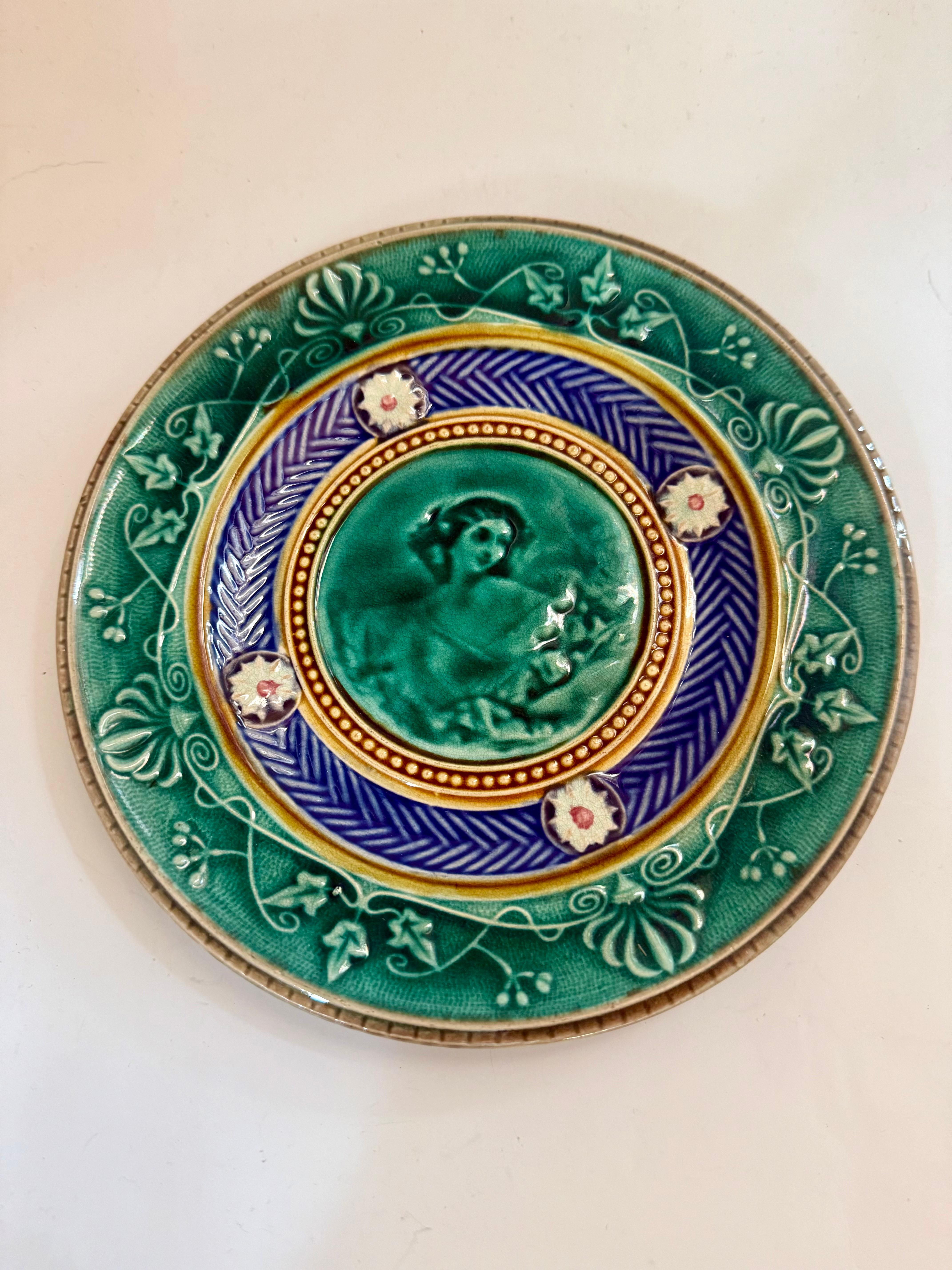 Rare exemplaire de majolique antique de Gustavsberg Suède
1860-1890 selon la marque
Une fantastique assiette Regency ancienne, d 18,6 cm ( 7,32 inches)
Une belle finition émaillée haute brillance bleu-vert. 

En très bon état, sans aucun dommage. 