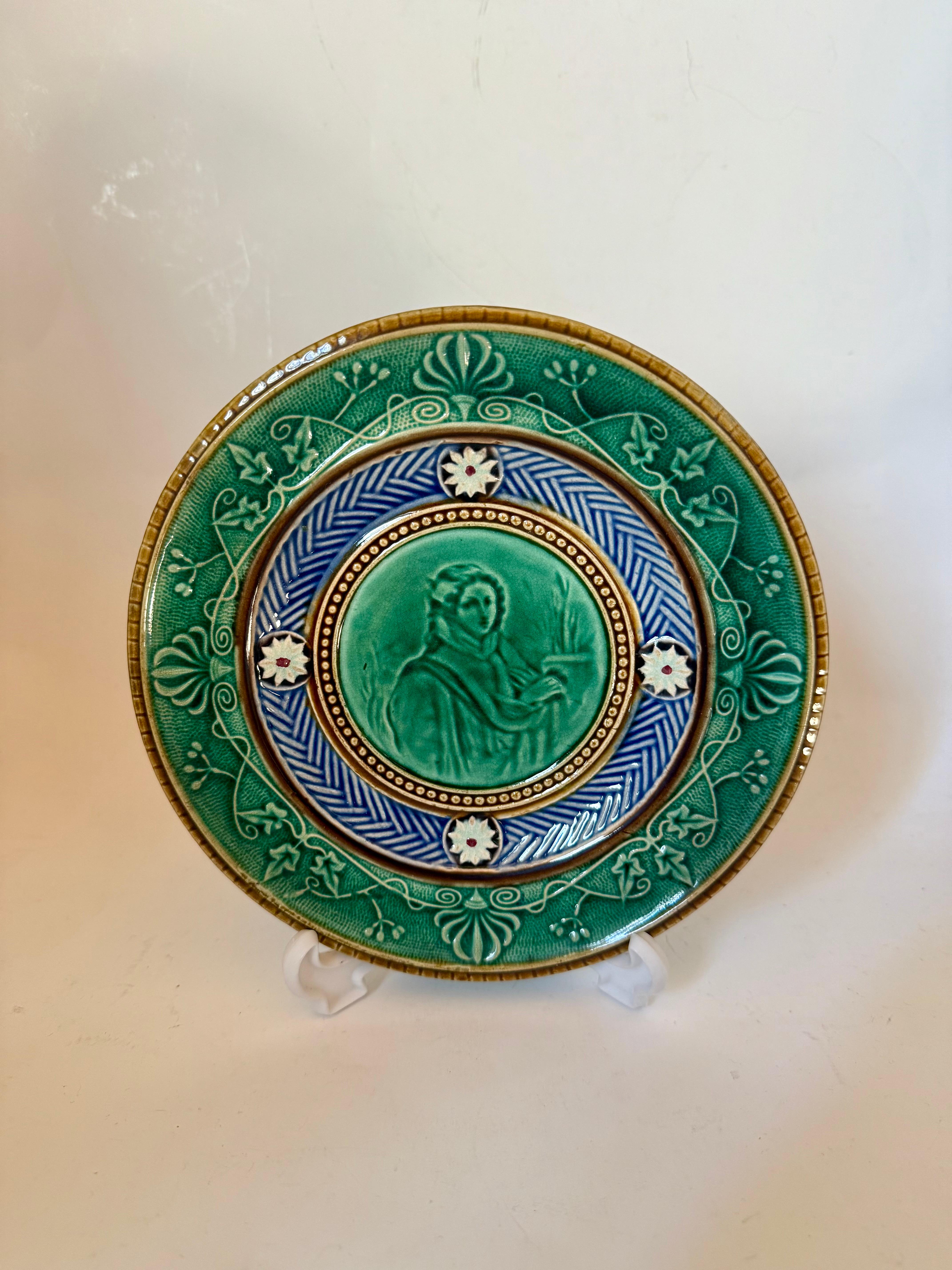 Rare exemplaire de majolique antique de Gustavsberg Suède
1860-1890 selon la marque
Une fantastique assiette Regency ancienne, d 18,6 cm ( 7,32 inches)
Une belle finition émaillée haute brillance bleu-vert. 

En très bon état, sans aucun dommage. 