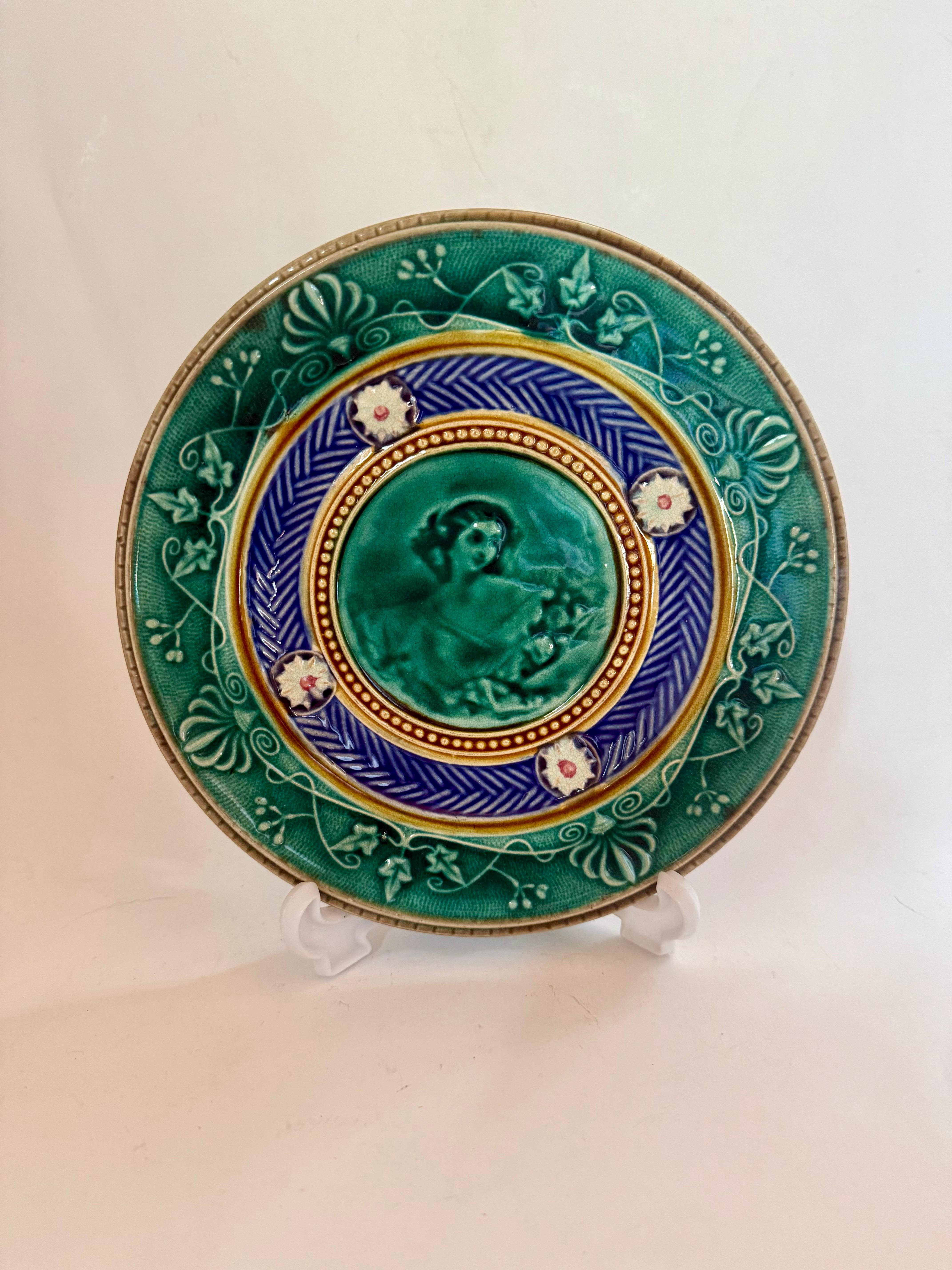 Assiette en majolique ancienne du 19ème siècle Gustavsberg Suède Bon état - En vente à Uppsala , SE